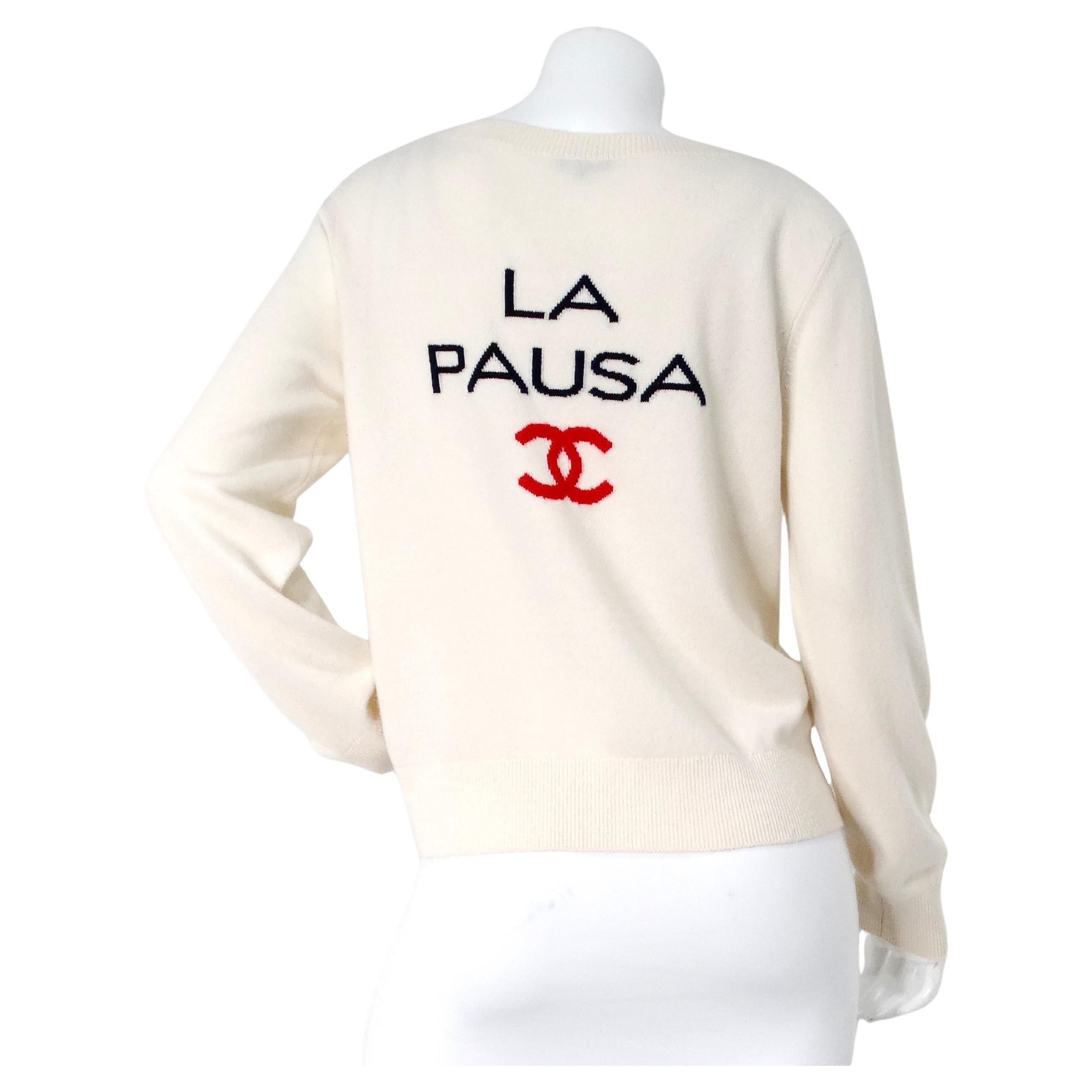 Offrez-vous une sophistication intemporelle avec le pull en cachemire La Pausa 2019 de Chanel. Ce pull à col ras du cou ivoire, confectionné dans un somptueux cachemire, respire le luxe et le confort. L'emblématique logo CC rouge entrelacé sur le