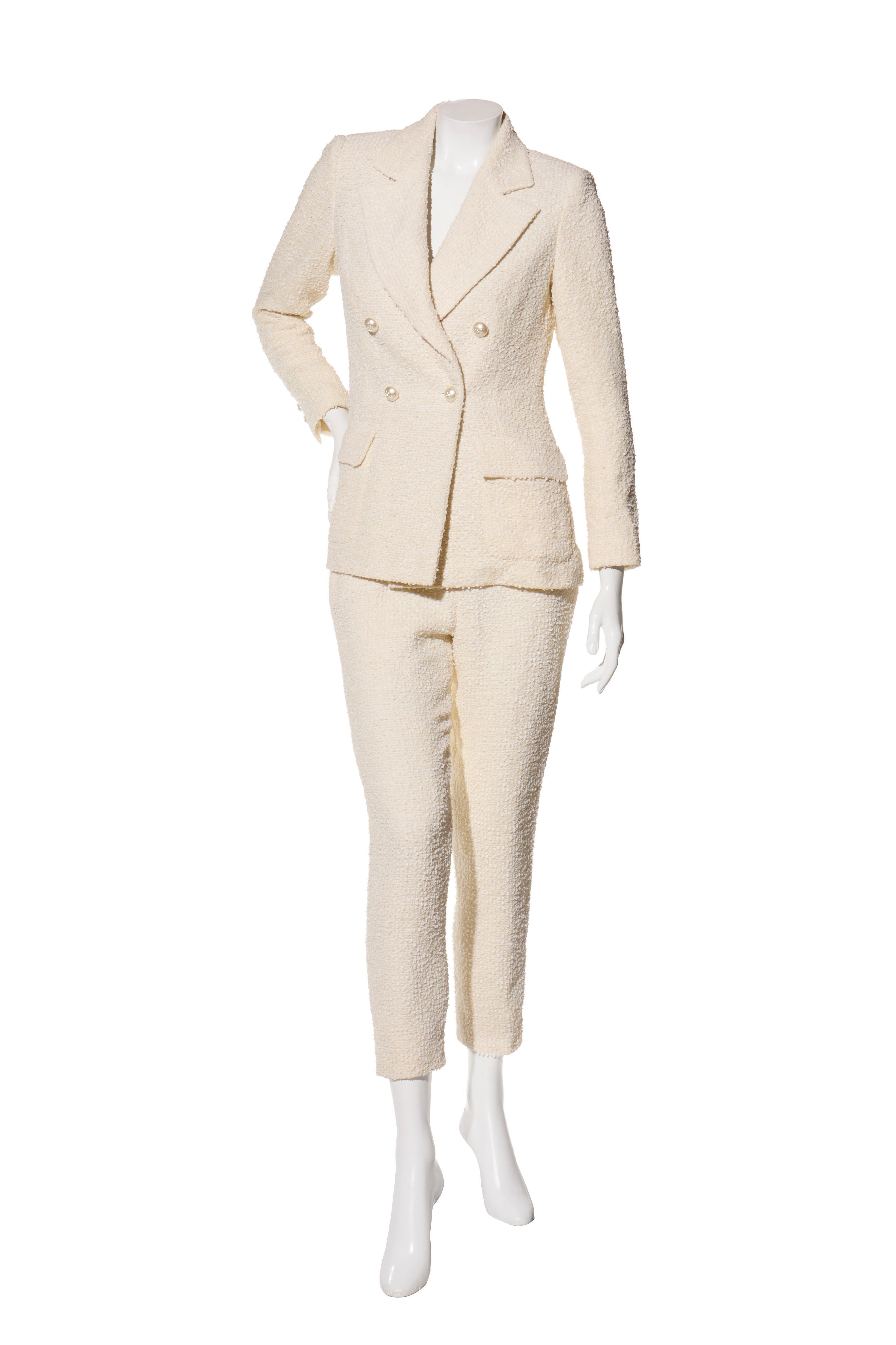 Chanel 2019 La Pausa Crema Bouclé Traje Chaqueta y Pantalón Talla 36

Descripción:
La colección La Pausa Primavera/Verano 2019 de Chanel reimagina el característico tweed de la casa con una elegancia de inspiración náutica. Confeccionado en bouclé