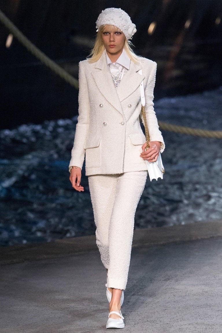 Chanel 2019 La Pausa Crema Bouclé Traje Chaqueta y Pantalón Talla 36 Gris en venta