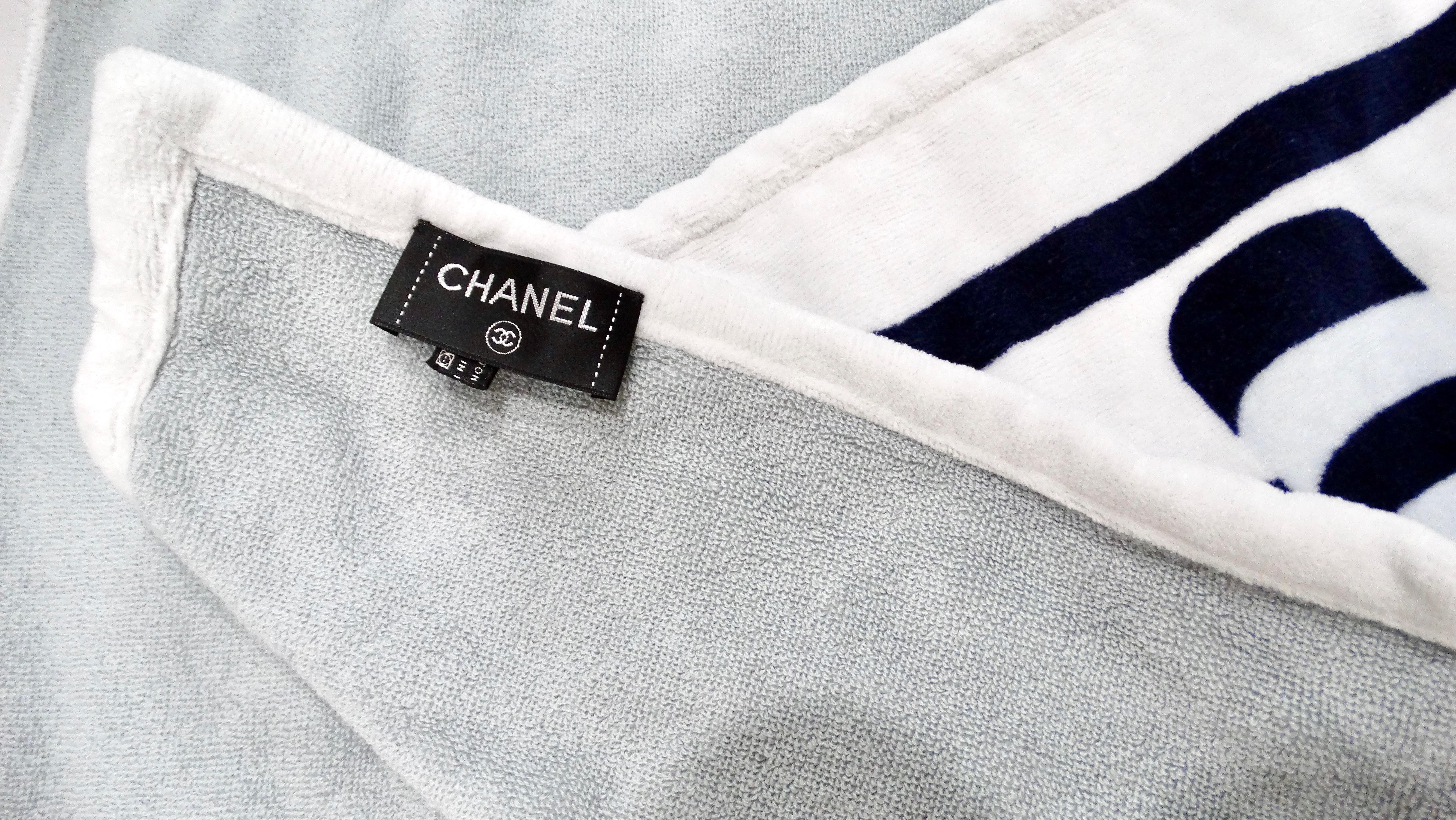 Chanel 2019 La Pausa Terry Fourre-tout et serviette de plage réversible en vente 1