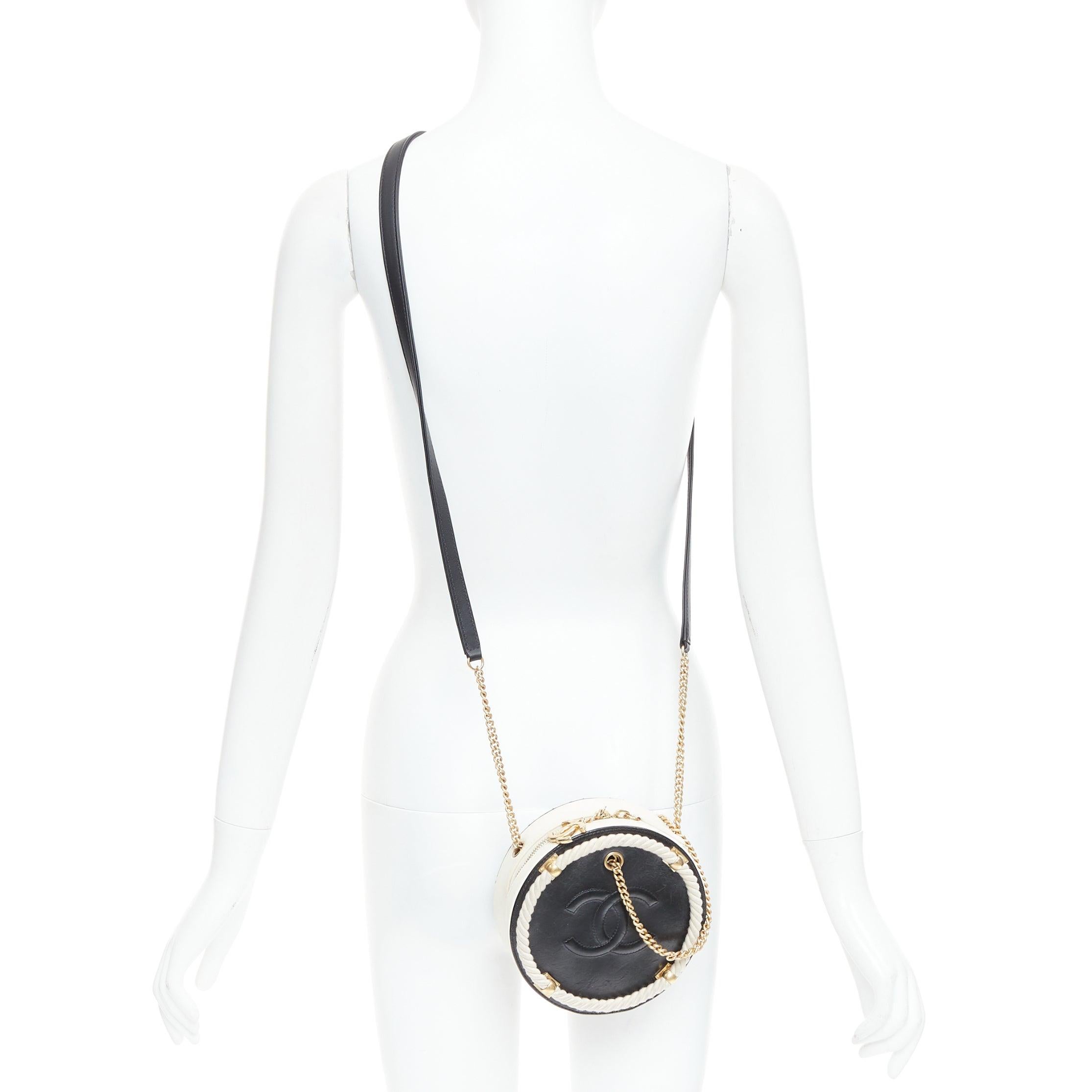 CHANEL 2019 Limited Edition En Vogue Round black cream leather crossbody bag
Reference: TGAS/E00309
Brand: Chanel
Designer: Karl Lagerfeld
Model: En Vogue Round
Collection: 2019 Limited Edition - Runway
Material: Leather, Fabric
Color: Black,
