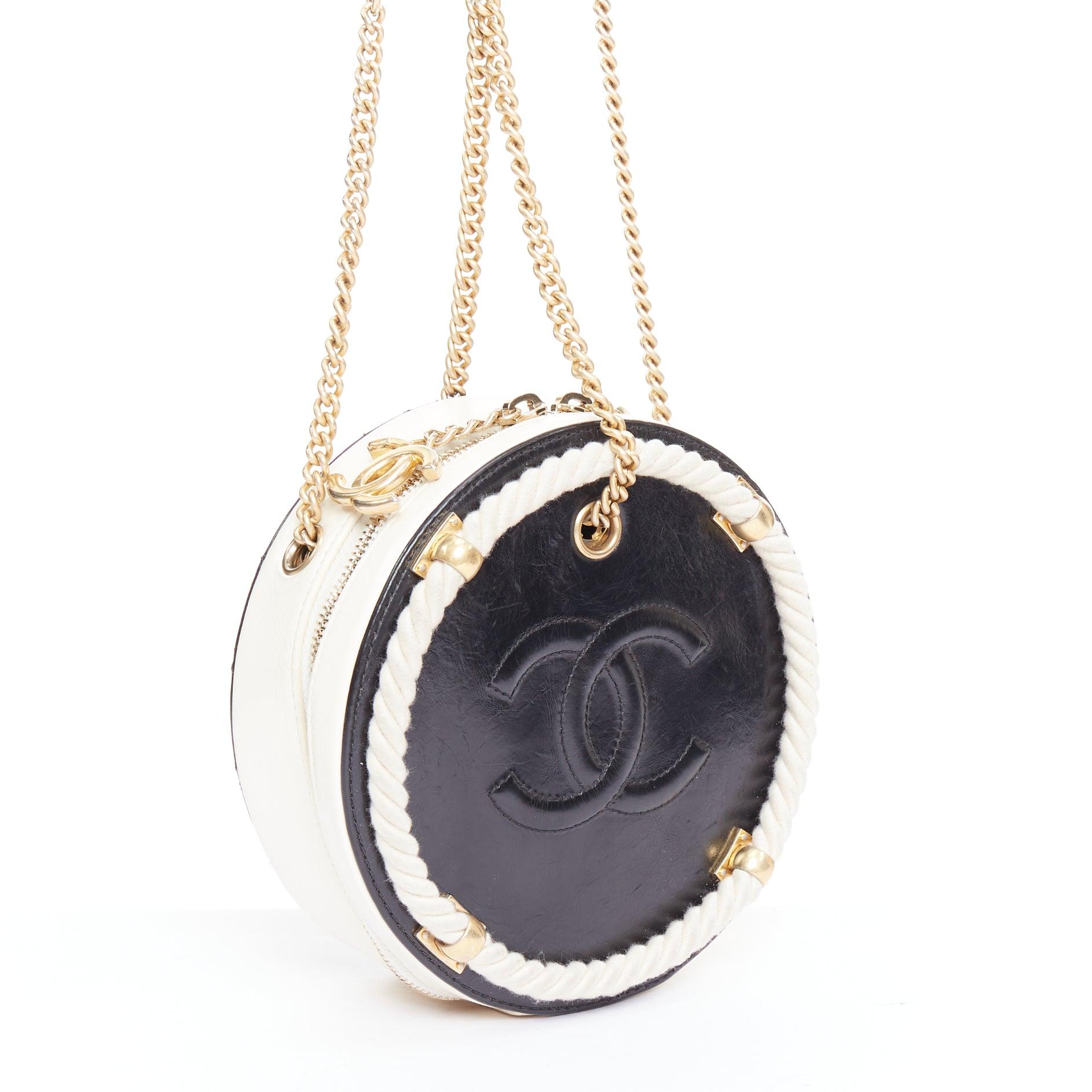 Black CHANEL 2019 Limited Edition En Vogue Round black cream leather crossbody bag For Sale
