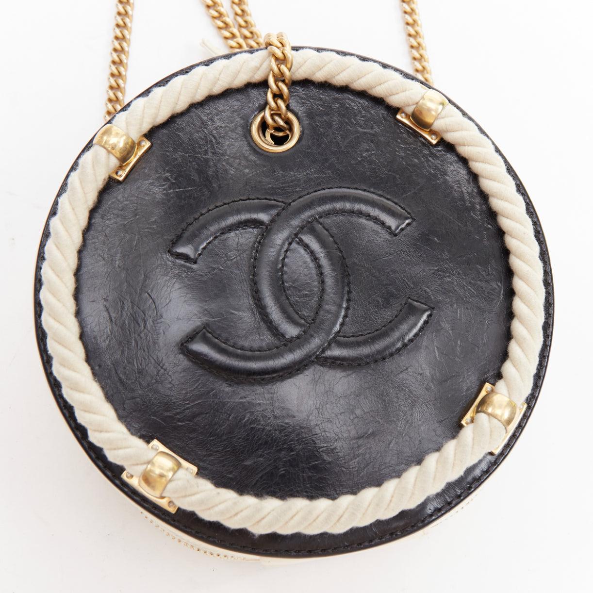 CHANEL 2019 Limited Edition En Vogue Round black cream leather crossbody bag For Sale 2