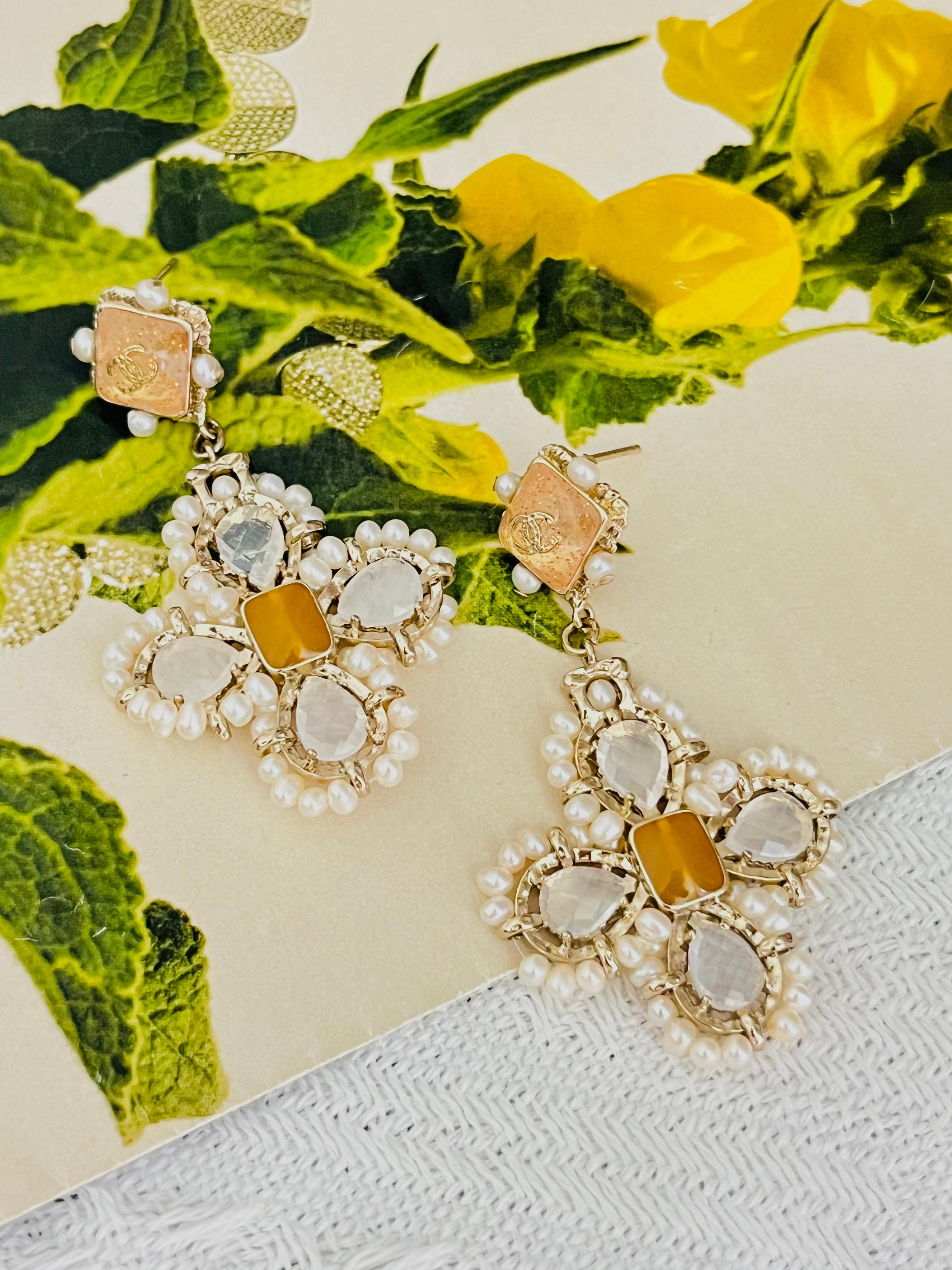 Chanel 2019 Logo CC Coco Moonstone Water Drop Flower Beads White Peals Cube Square Jelly Belly Yellow Cabochon Elegant Dangle Pierced Earrings, Silver Plated

Very good condition. Maybe very light scratches and colour loss. 100% Genuine.

A very
