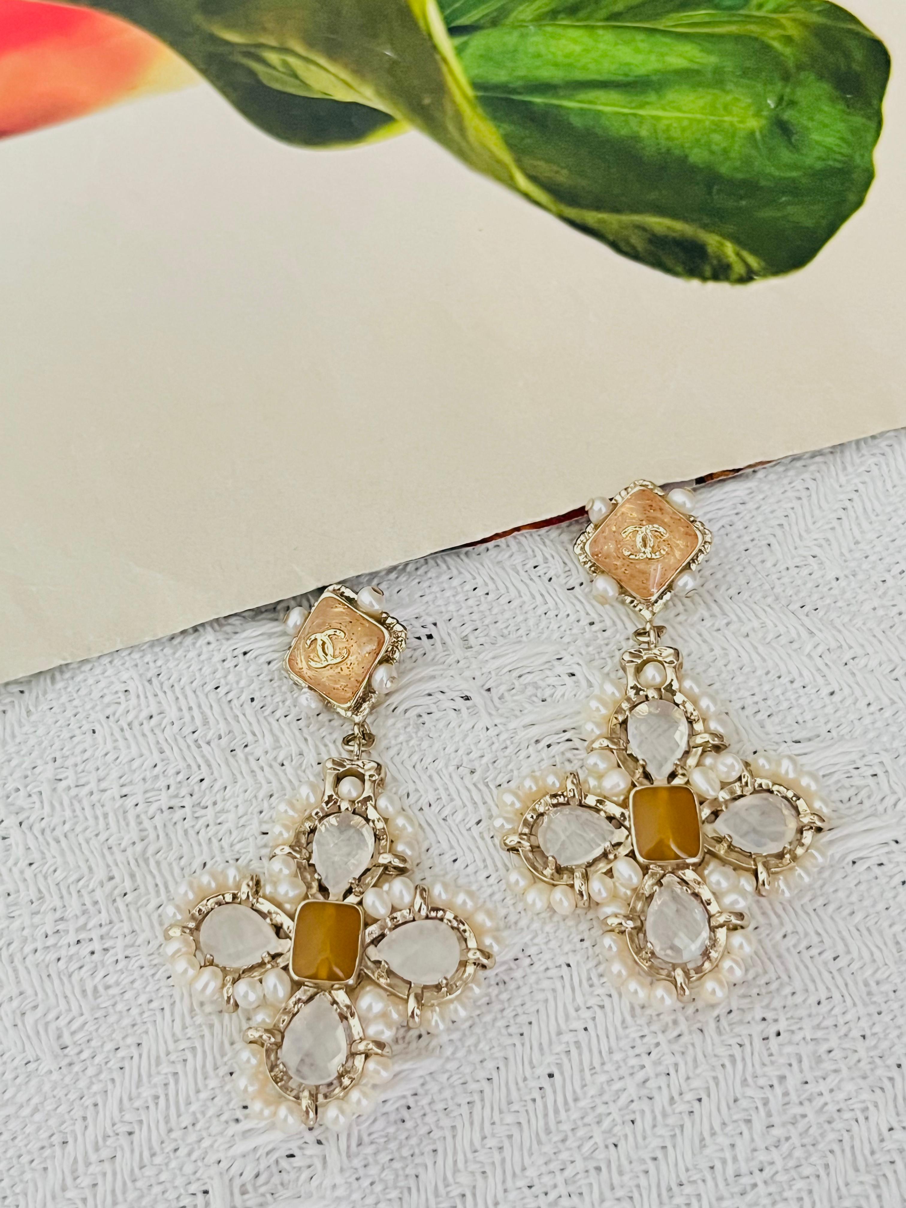 Chanel 2019 Logo CC Coco Moonstone Water Drop Flower Peals Jelly Belly Earrings (Art déco) im Angebot