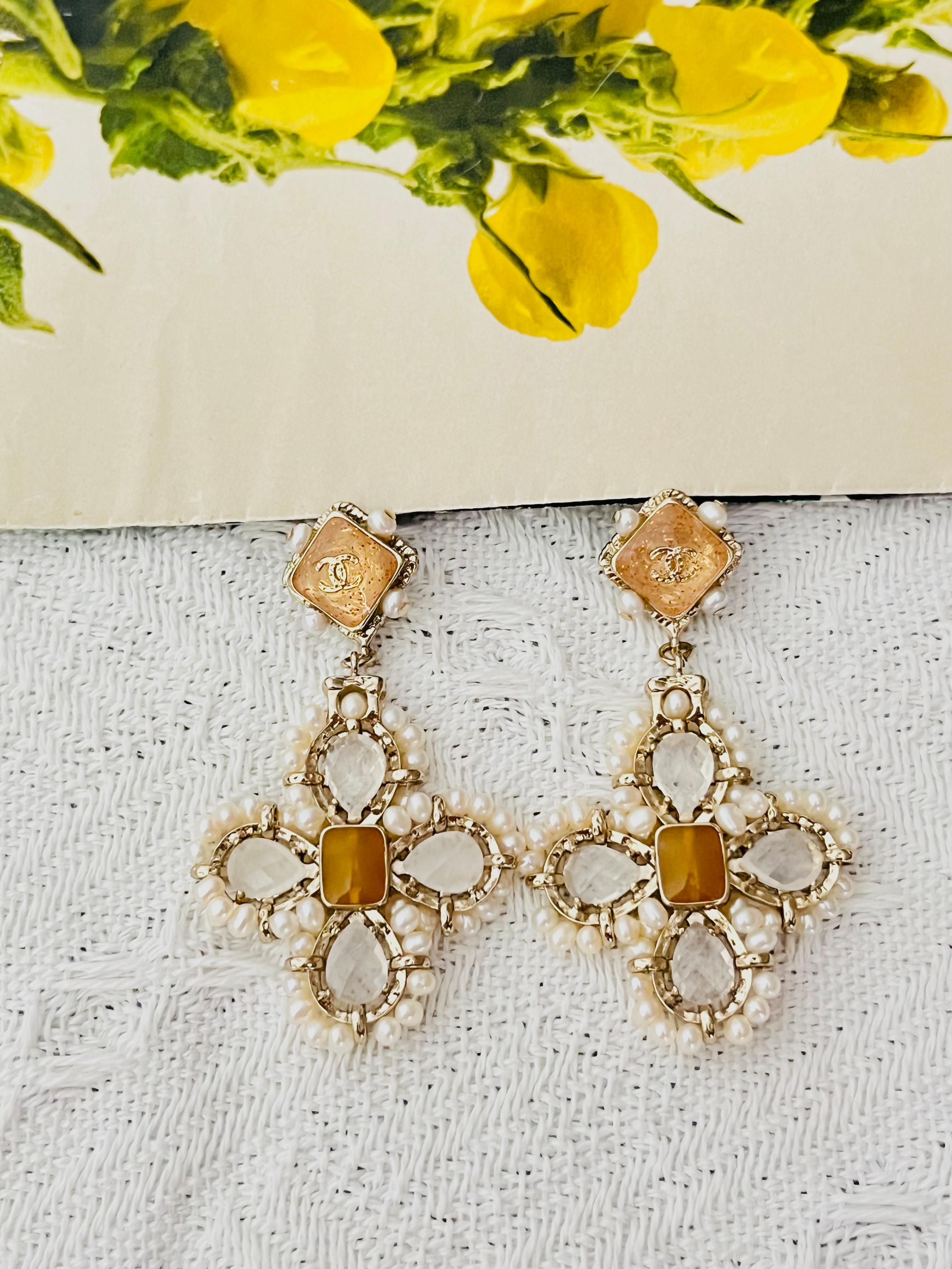 Chanel 2019 Logo CC Coco Moonstone Water Drop Flower Peals Jelly Belly Earrings im Zustand „Hervorragend“ im Angebot in Wokingham, England