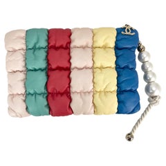 Chanel 2019 Multicolor Lammfell Faux Perlen Clutch Tasche