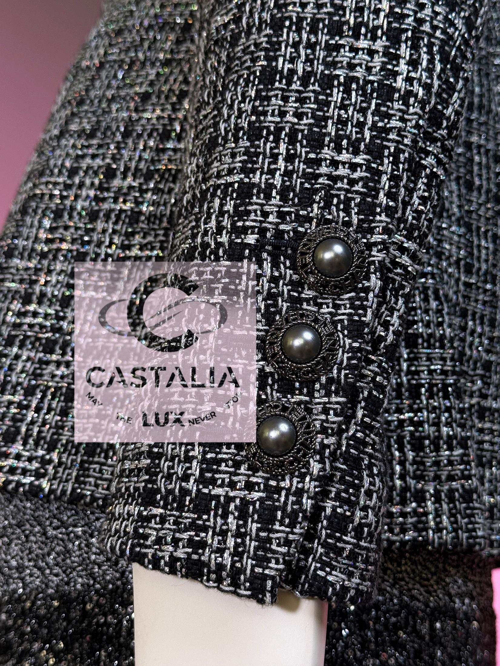 CHANEL 2019 New CC Pearl Buttons Black Tweed Jacket 42 FR en vente 8