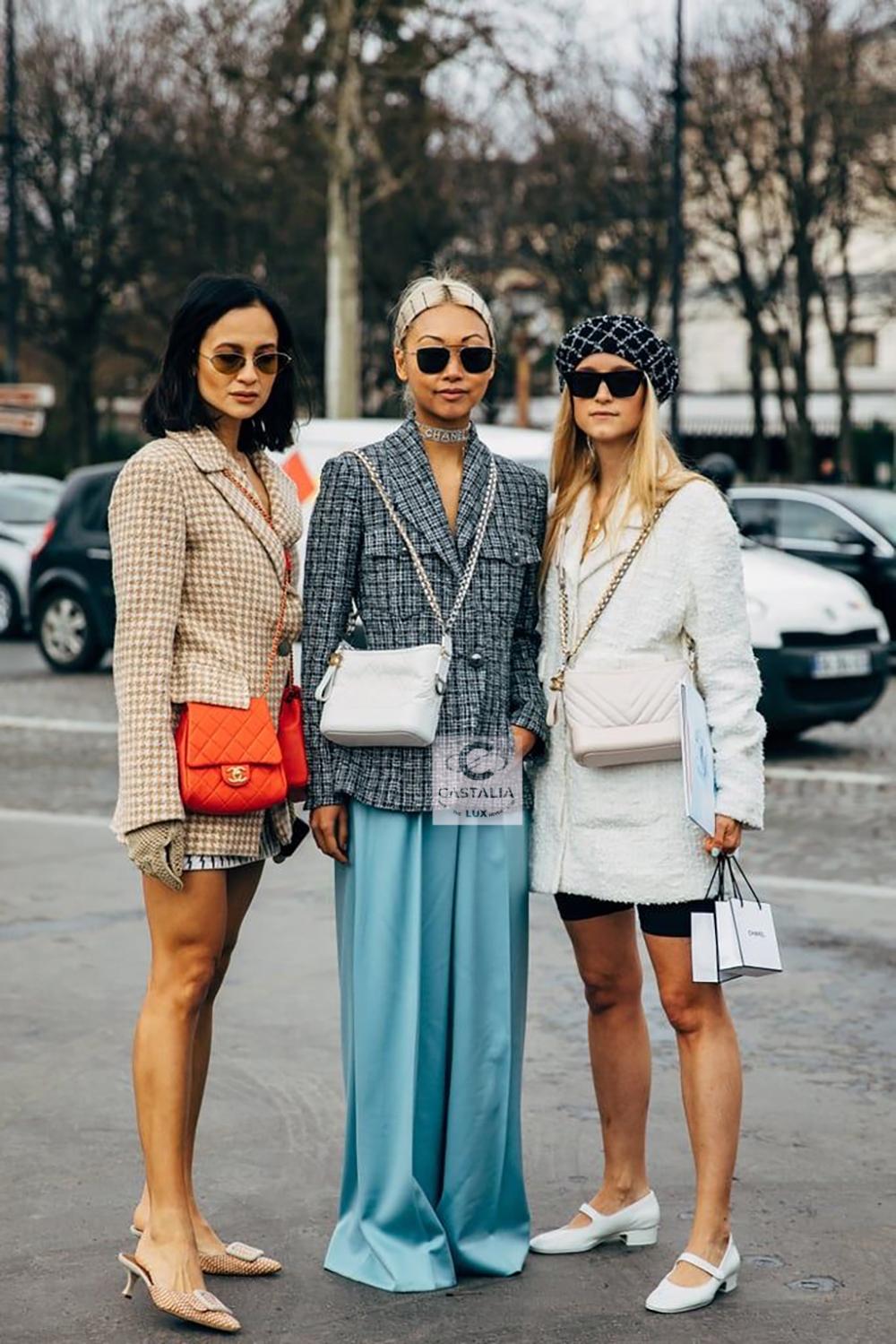 CHANEL - Veste en tweed noir chatoyant Lesage avec boutons en perles
De la Collectional 2019 de Karl Lagerfeld

- Icone de la main du défunt Maître, 
~ Cette pièce est plus qu'un vêtement : c'est une relique de la vision crépusculaire de Lagerfeld,