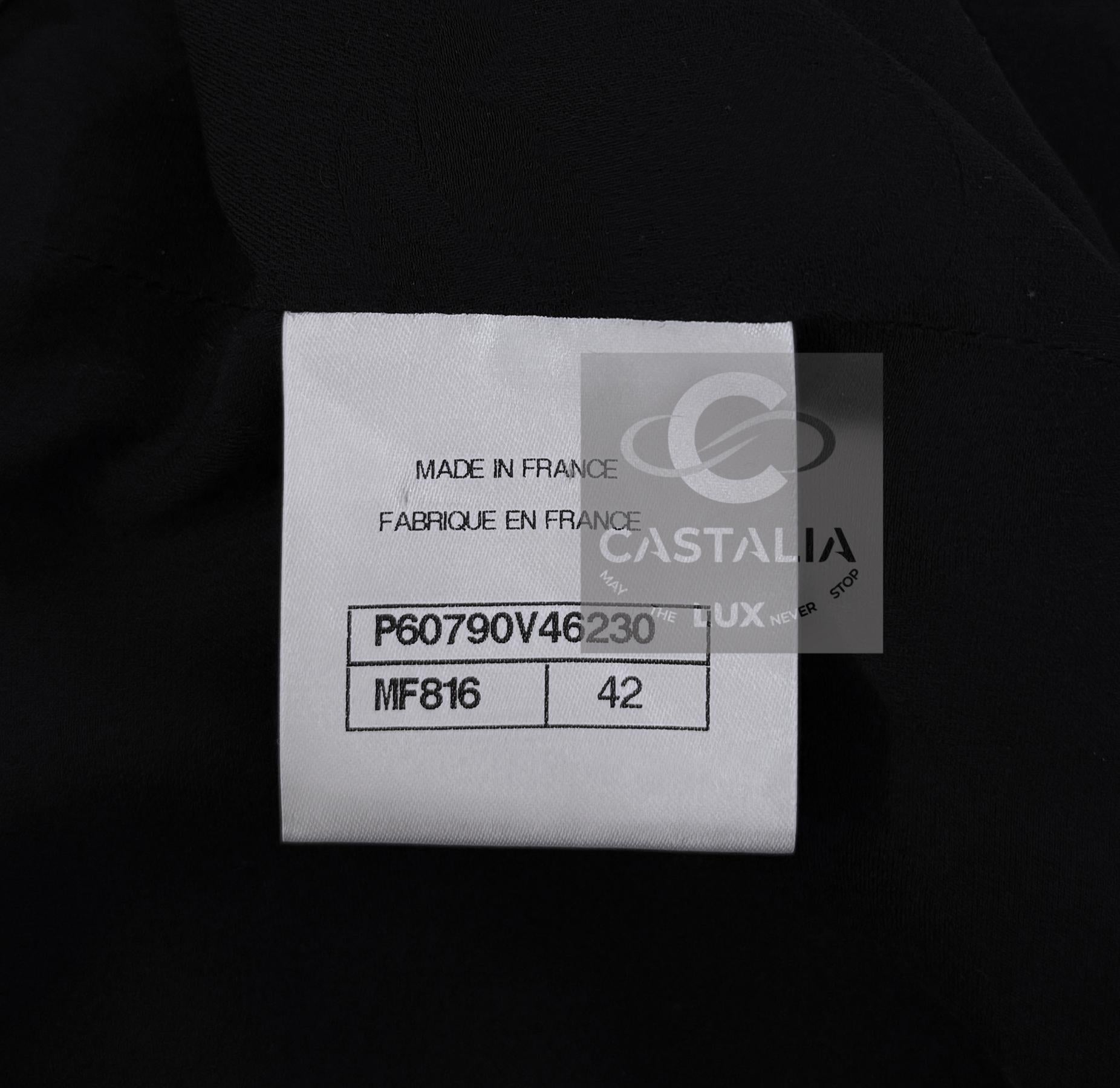CHANEL 2019 New CC Pearl Buttons Black Tweed Jacket 42 FR en vente 15