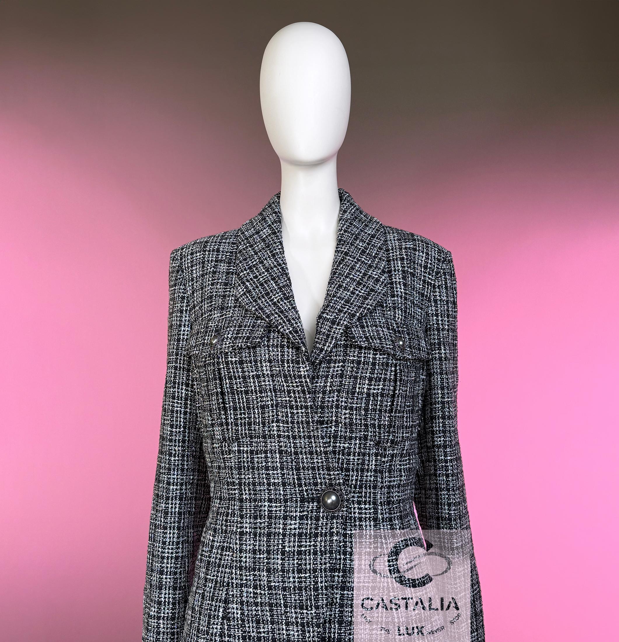 CHANEL 2019 New CC Pearl Buttons Black Tweed Jacket 42 FR en vente 2