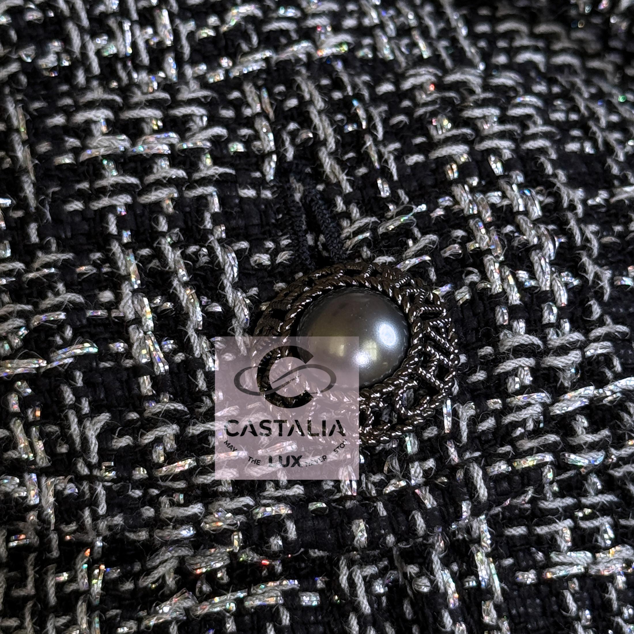 CHANEL 2019 New CC Pearl Buttons Black Tweed Jacket 42 FR en vente 3