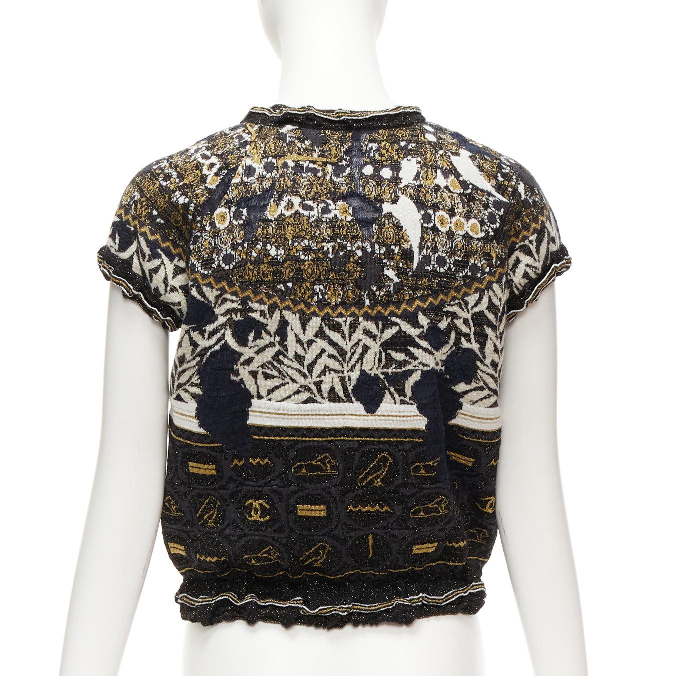Pull à manches capuche avec logo CC et hiéroglyphiques égyptiens dorés CHANEL 2019 Runway FR36 S Pour femmes en vente