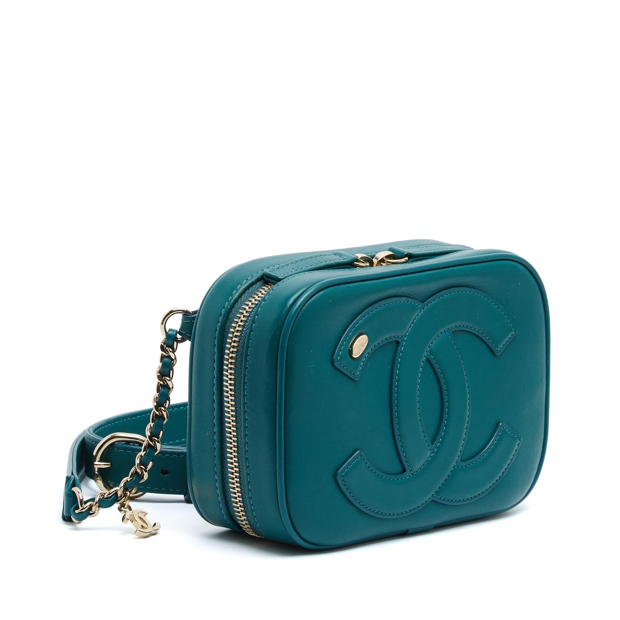 Bolso Chanel CC Mania, para llevar en la cintura o cruzado, de piel verde y metal dorado, con interior de lona de algodón gris y piel negra con un bolsillo, un holograma de 2019, un cierre de cremallera doble y una correa de piel para el cinturón o
