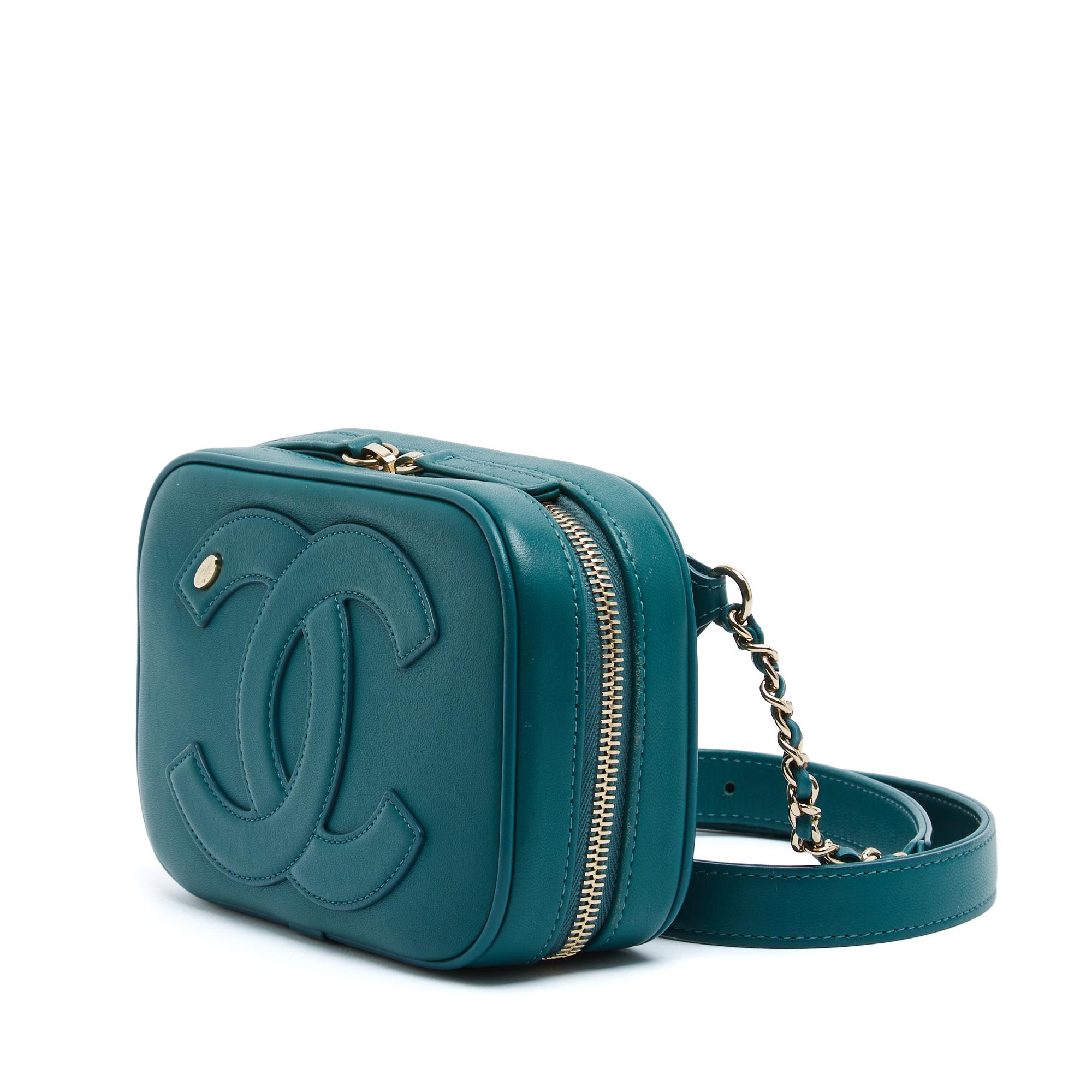Chanel 2019 Sac Ceinture Epaule CC Mania Green Leather Crossbody Bag on Belt en Excelente estado para la venta en PARIS, FR