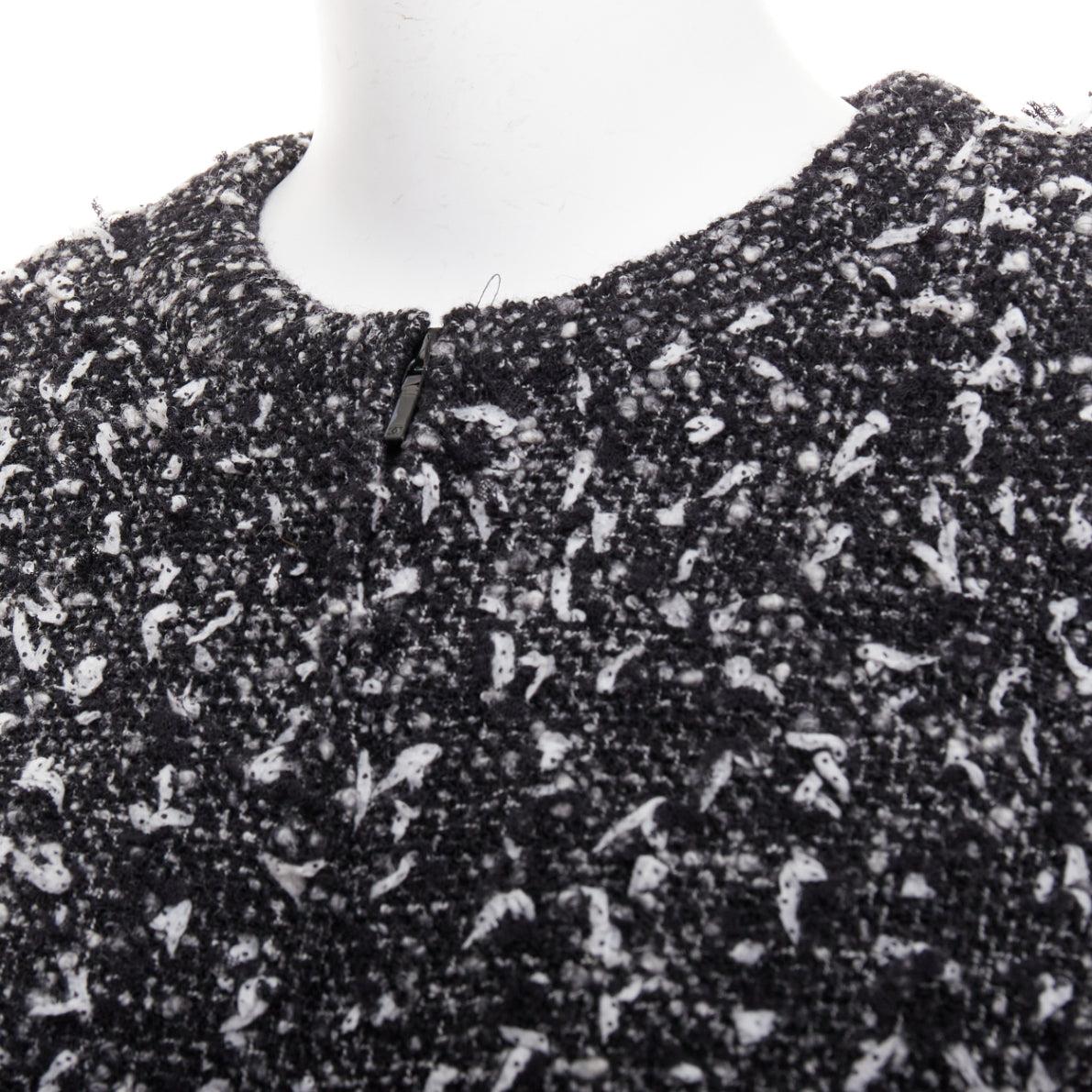 Chanel 2019 speckle black white tweed collarless CC buttons jacket FR34 XS
Référence : ZETO/A00001
Marque : Chanel
Designer : Karl Lagerfeld
Modèle : P62063
Collectional : Pré-automne 2019
MATERIAL : Laine, mélange
Couleur : Noir, Whiting
Motif :