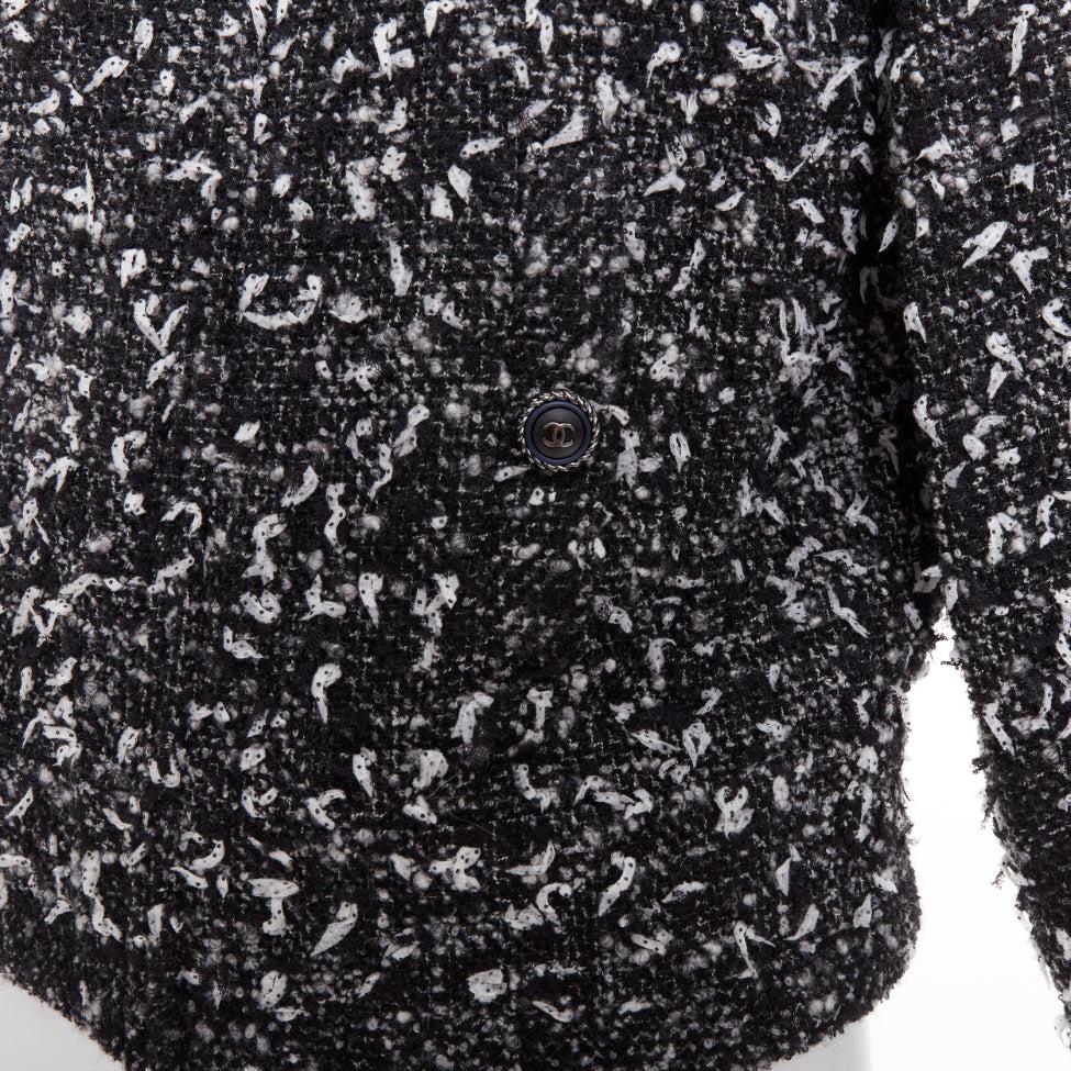 Chanel 2019 speckle black white tweed collarless CC buttons jacket FR34 XS en vente 3