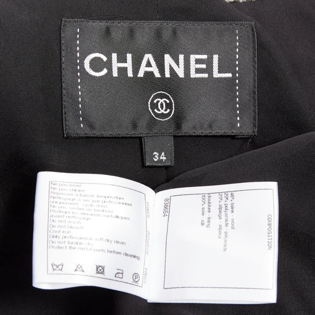 Chanel 2019 speckle black white tweed collarless CC buttons jacket FR34 XS en vente 4