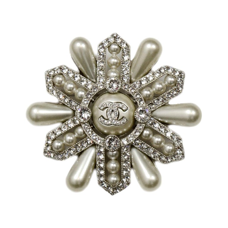 Chanel 2019 Strass Crystal and Faux Pearl CC Brooch rt. 1,400 For Sale
