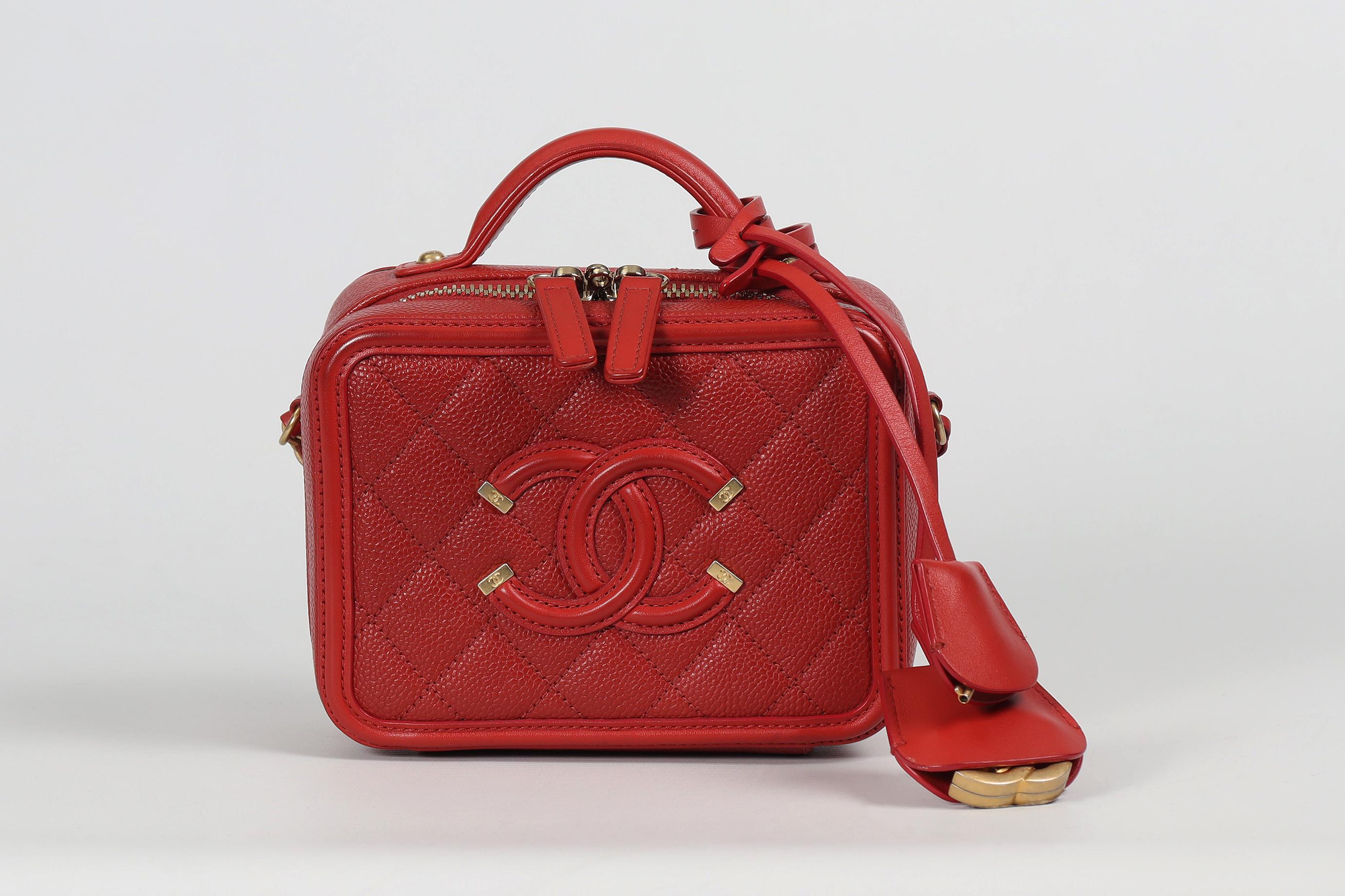 <ul>
<li>Chanel 2019 Vanity Case Small Quilted Caviar Leather Shoulder Bag.</li>
<li>Rot.</li>
<li>Reißverschluss - Oberteil.</li>
<li>Kommt mit - Staubbeutel und Echtheitskarte.</li>
<li><strong>Modell: Eitelkeit.</strong></li>
<li><strong>Höhe:
