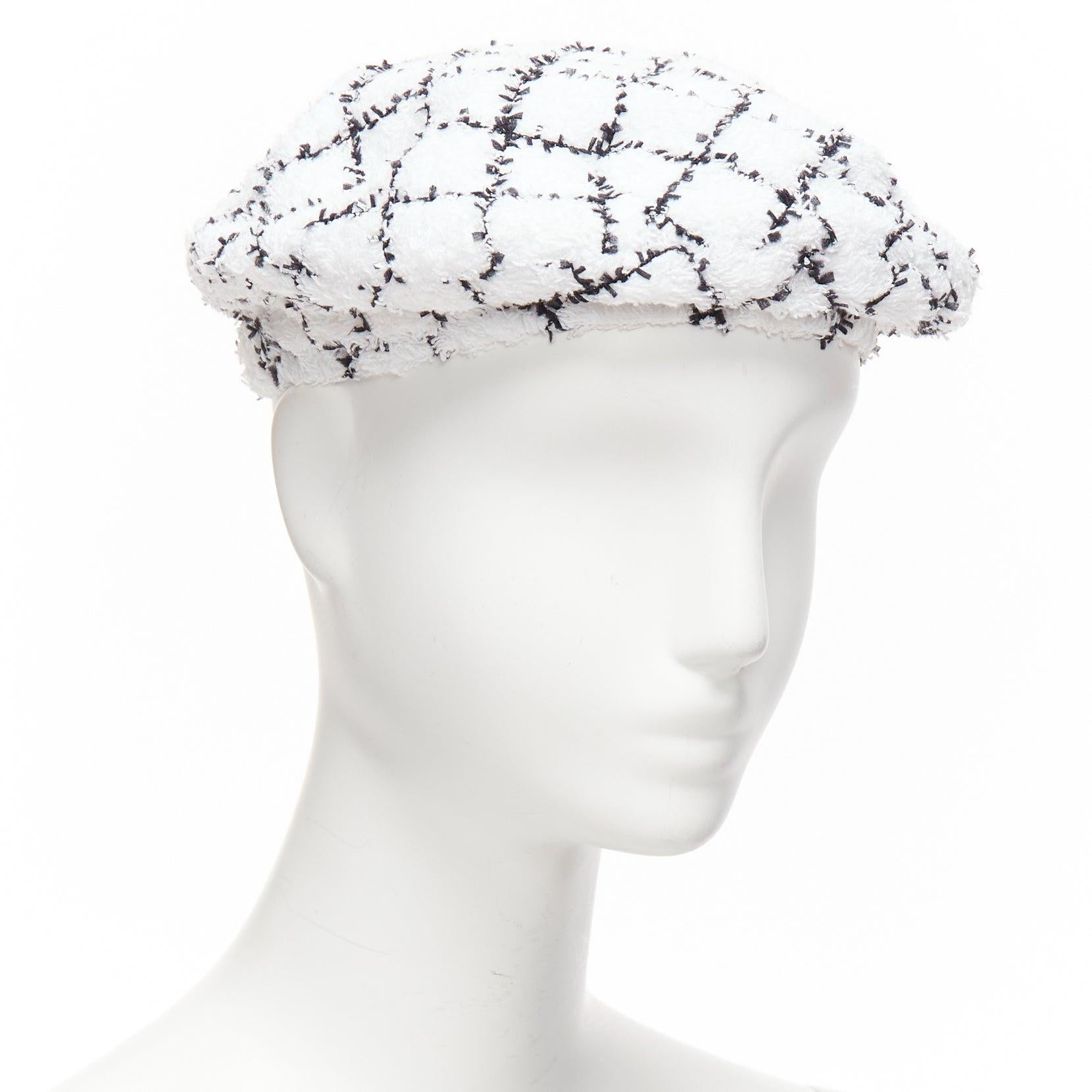CHANEL 2019 blanc noir carreaux tweed doublé béret chapeau S
Référence : TGAS/E00049
Marque : Chanel
Collection : 2019
Matière : Coton, mélange
Couleur : Noir, Whiting
Motif : damier
Fermeture : Slip On
Doublure : Coton blanc
Détails supplémentaires