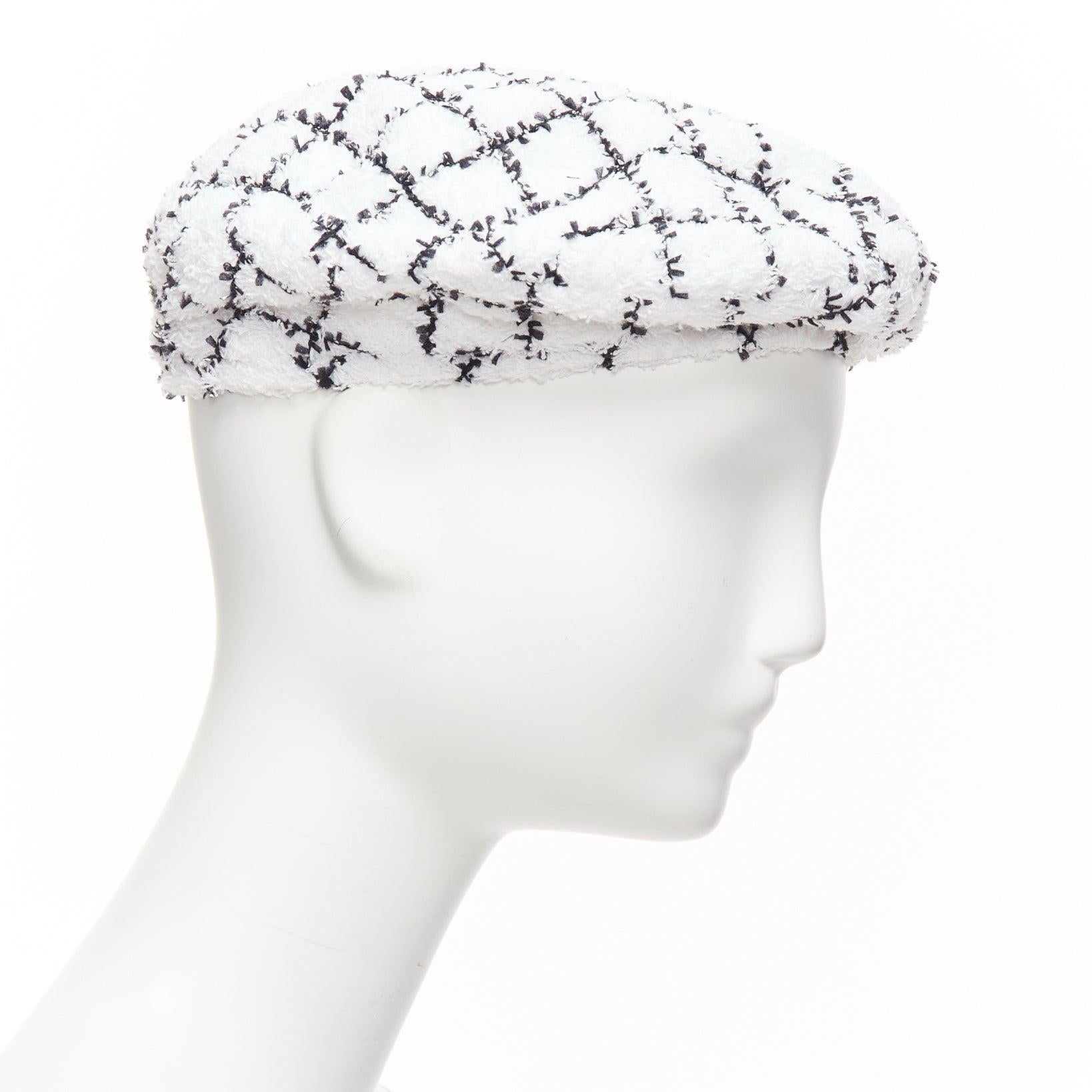 CHANEL 2019 blanc noir carreaux tweed doublé béret chapeau S Excellent état à Hong Kong, NT