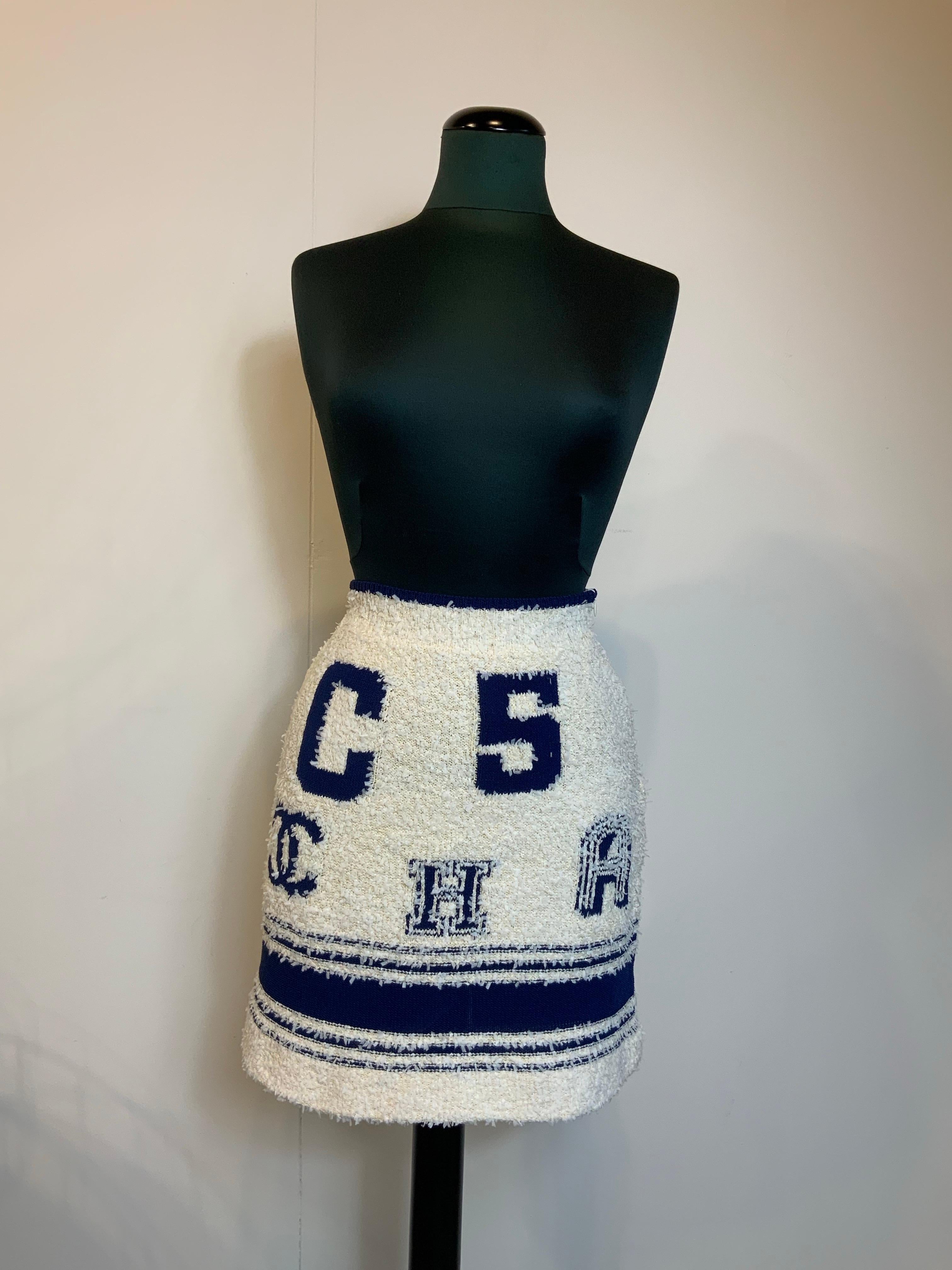 Chanel 2019 White Rue Cambon Tweed skirt.
Made of cotton, polyamide and silk.
French size 38 which corresponds to an Italian 42.
Waist 26cm (elastic)
Hips 40 cm
Length 44 cm
Excellent general condition, shows signs of normal use.