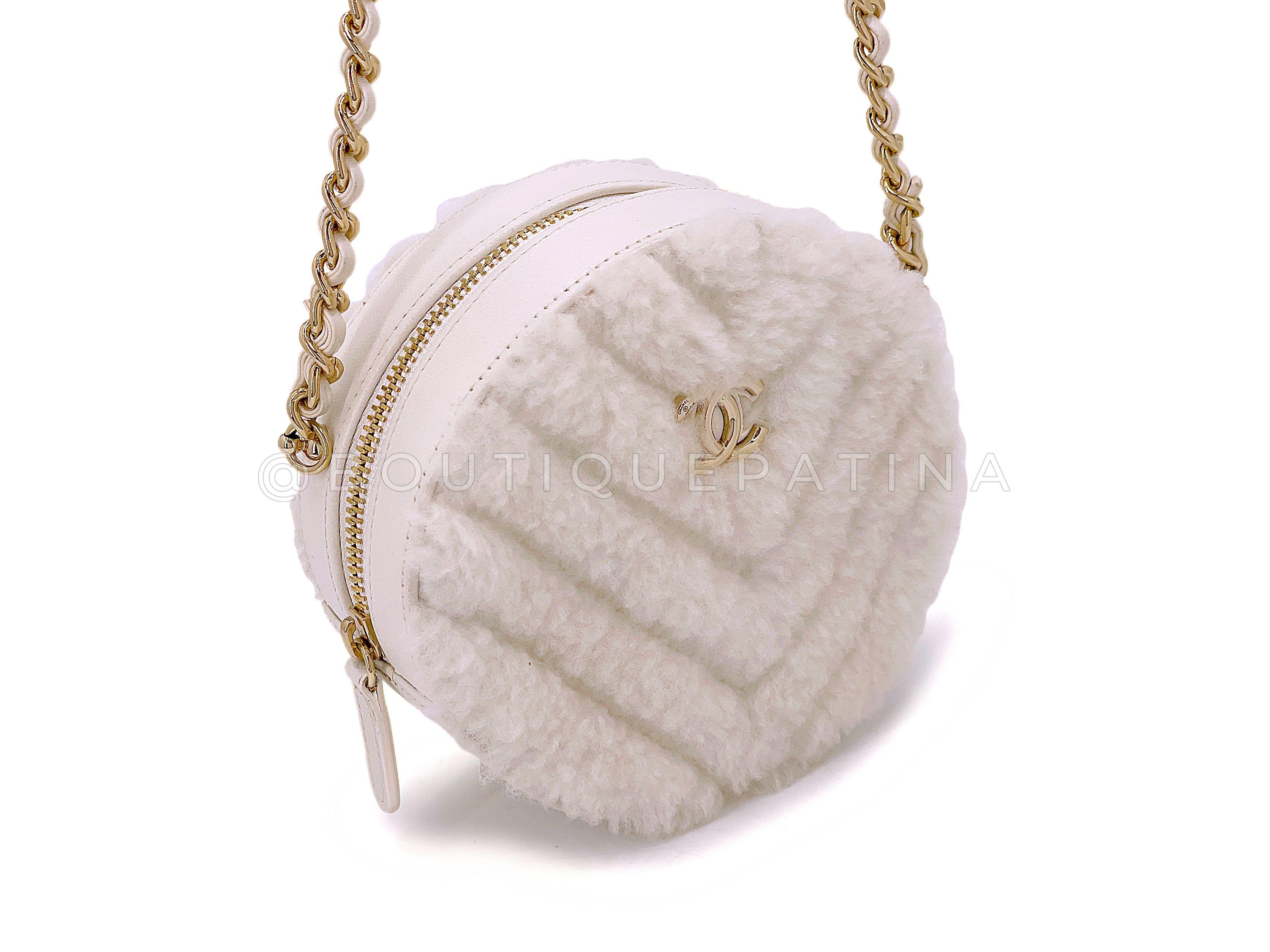 Chanel 2019 - Mini sac tambour rond en fourrure de mouton blanc à chevrons GHW 67850 Excellent état - En vente à Costa Mesa, CA