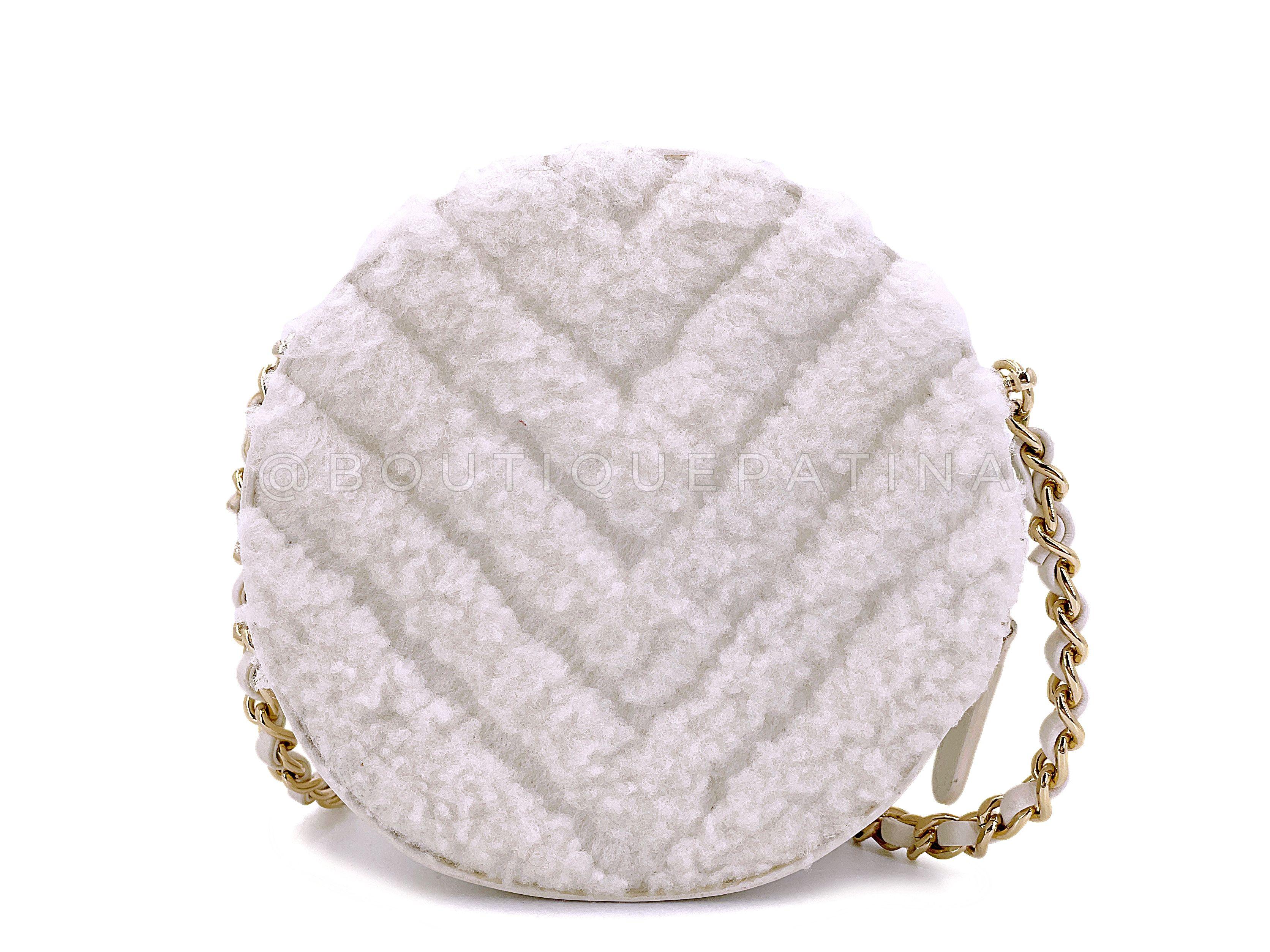 Chanel 2019 - Mini sac tambour rond en fourrure de mouton blanc à chevrons GHW 67850 Pour femmes en vente