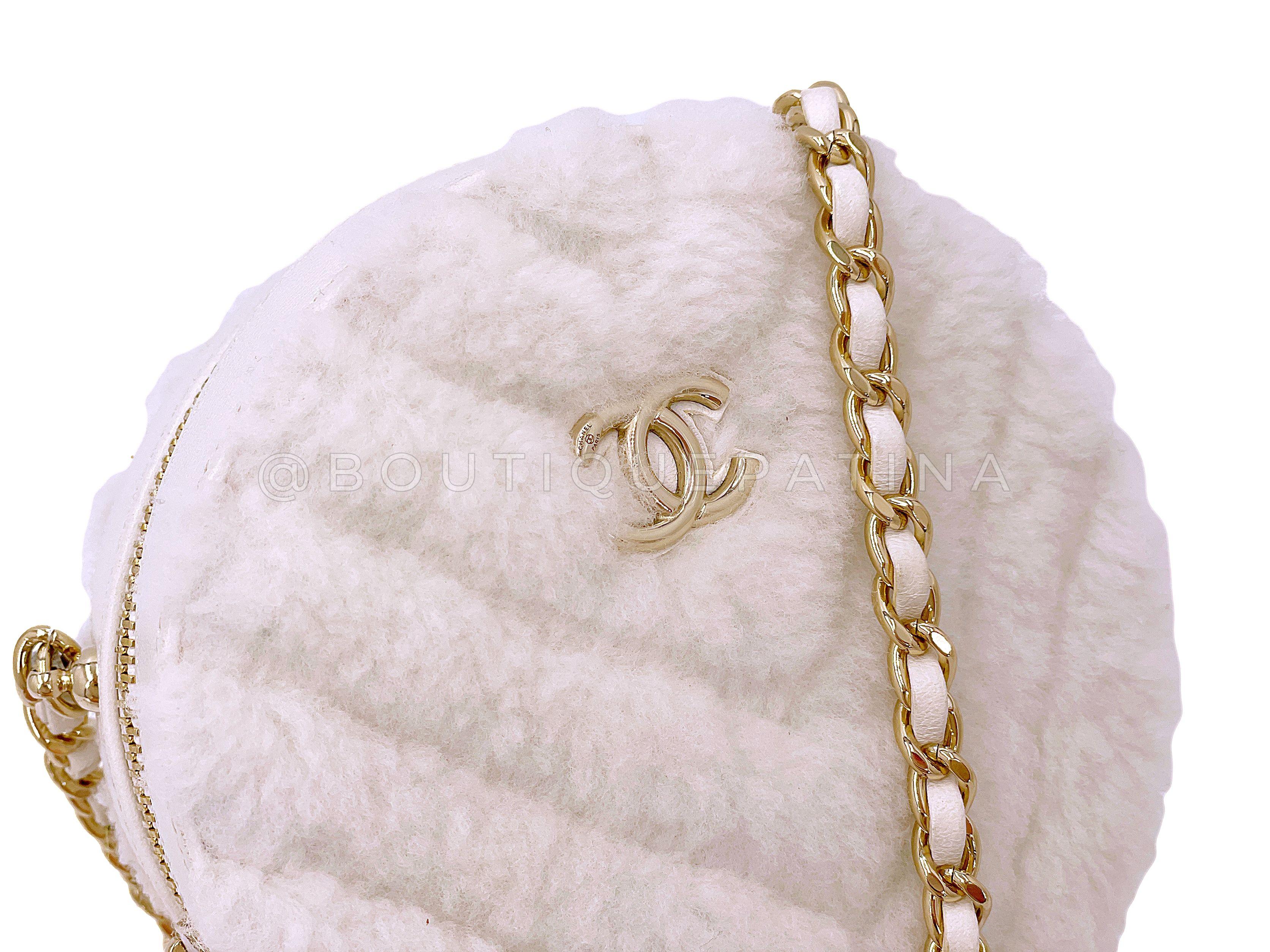 Chanel 2019 - Mini sac tambour rond en fourrure de mouton blanc à chevrons GHW 67850 en vente 2