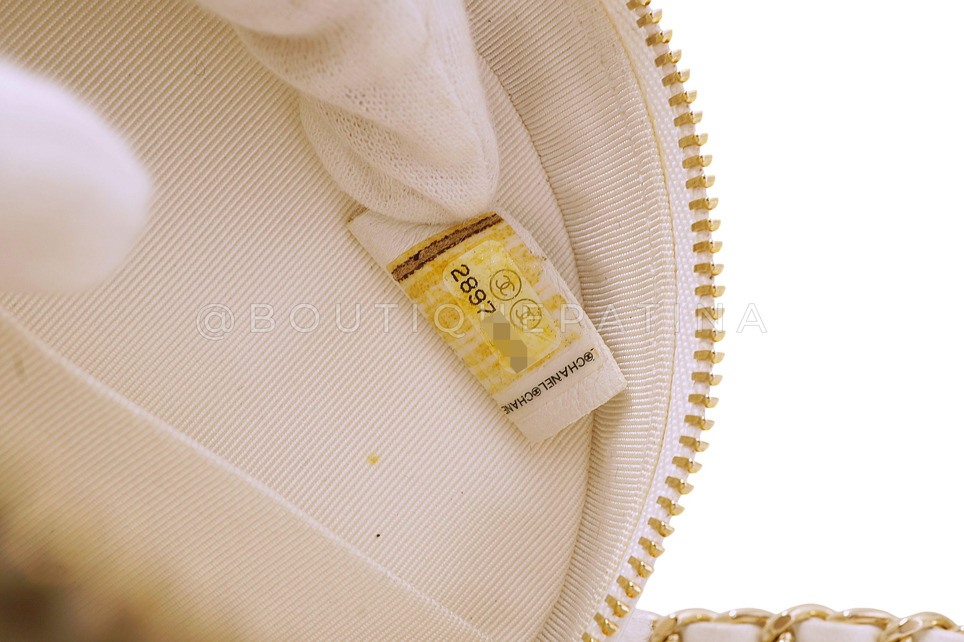 Chanel 2019 - Mini sac tambour rond en fourrure de mouton blanc à chevrons GHW 67850 en vente 5