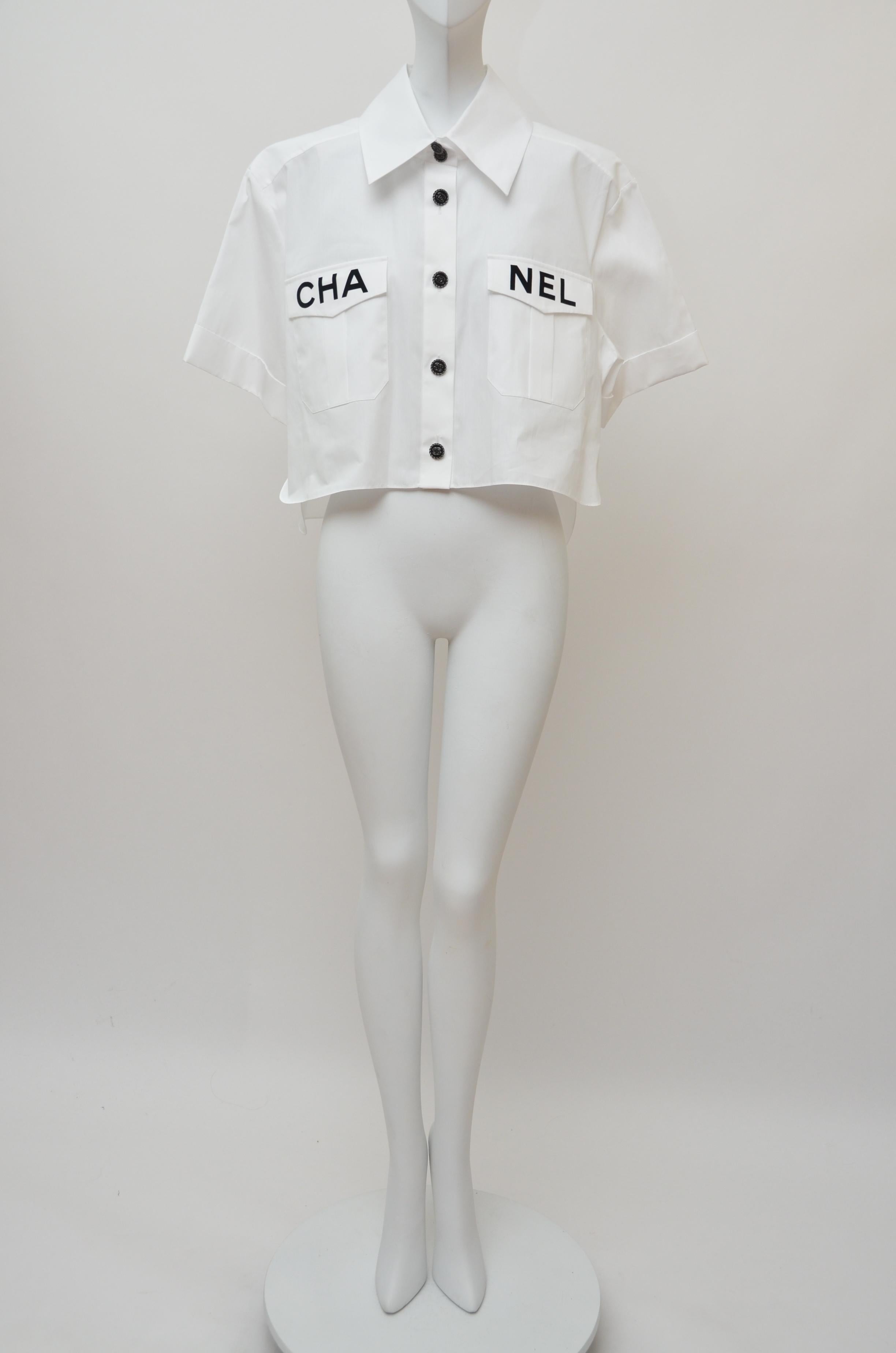 Chemise Chanel Printemps Eté 2019 Chemise blanche Pièce de défilé
Pièce vendue et la plus recherchée du dernier défilé KL. 
Neuf avec étiquettes:: sac à poussière et cintre Chanel. 
Taille 36FR. 
Veuillez vous familiariser avec l'ajustement car il