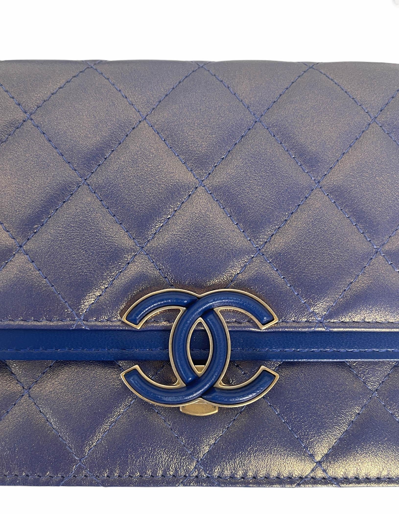 Chanel 2019A Iridescent Blue CC Quilted Wallet On Chain WOC Crossbody Bag In Excellent Condition In New York, NY