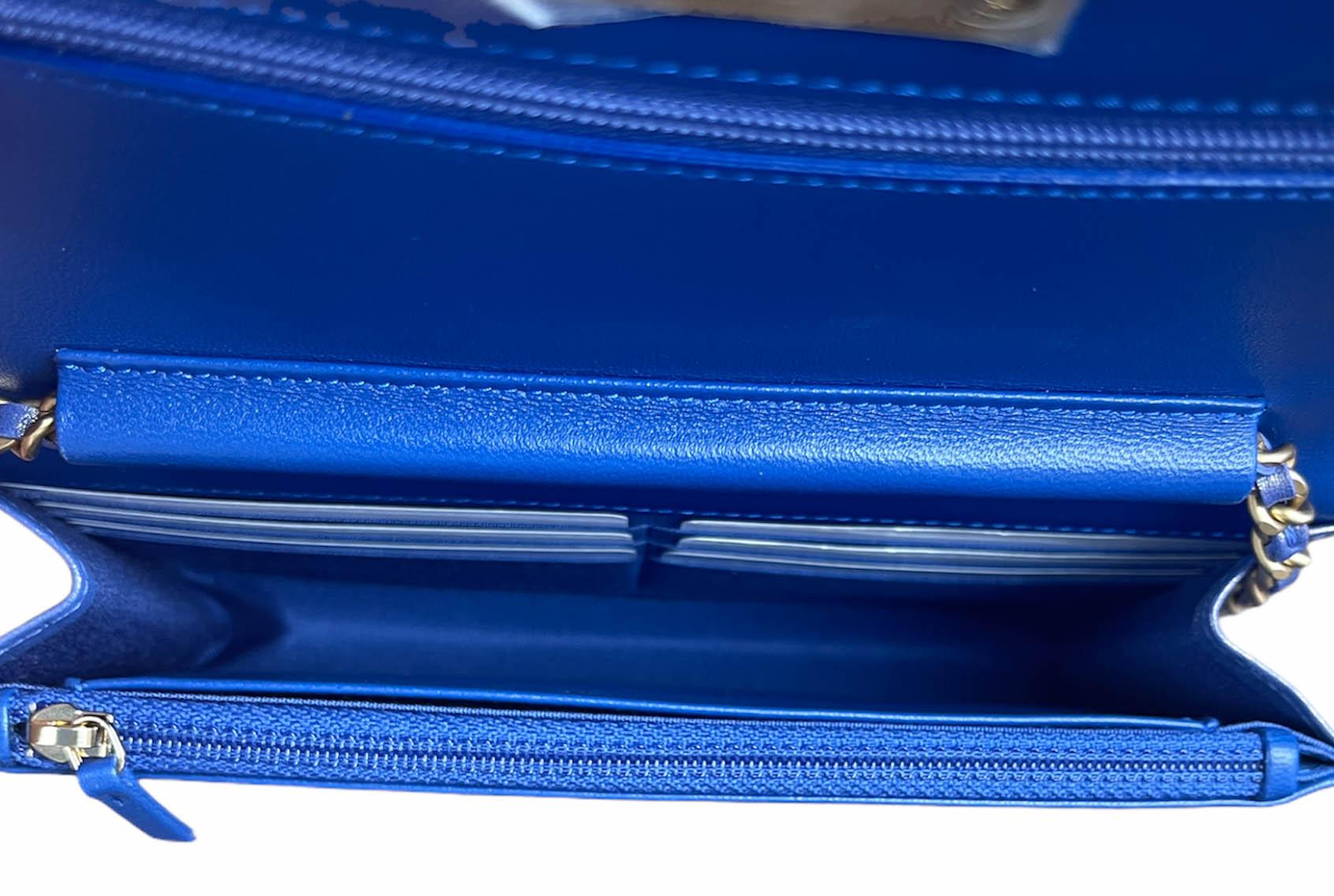 Chanel 2019A schillernde blaue CC gesteppte Brieftasche an Kette WOC Umhängetasche 3