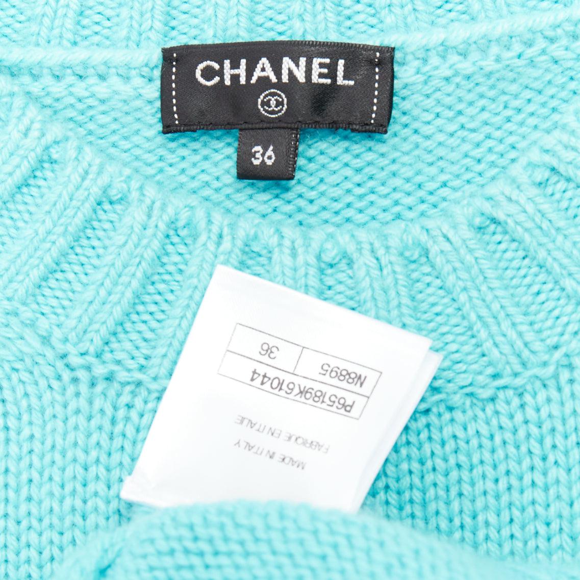 CHANEL 2020 100% Kaschmir cyanblau CC kursives Logo Cropped Pullover¬† FR36 S im Angebot 3