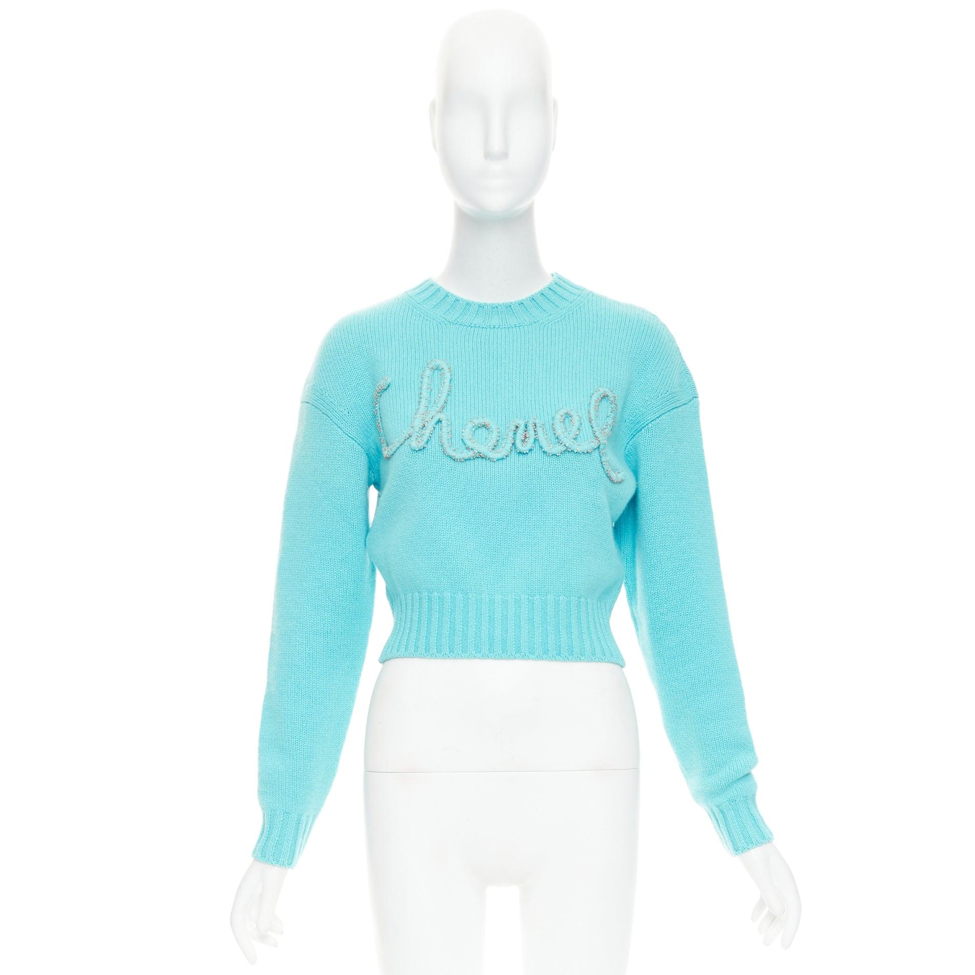 CHANEL 2020 100% Kaschmir cyanblau CC kursives Logo Cropped Pullover¬† FR36 S im Angebot 4