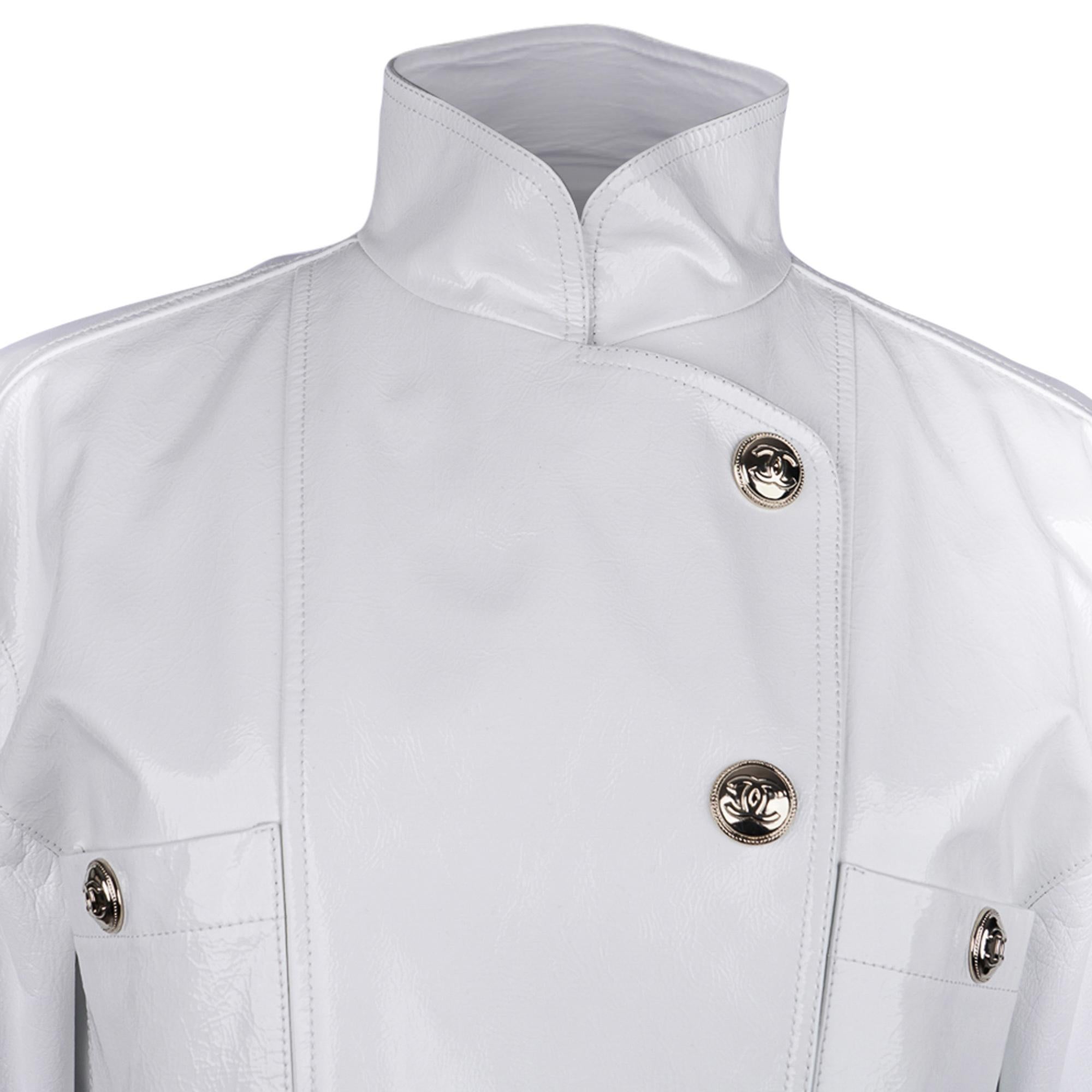 Veste courte Chanel 2020-21FW en cuir verni blanc style motard, taille 36/4, neuve avec étiquettes Neuf à Miami, FL