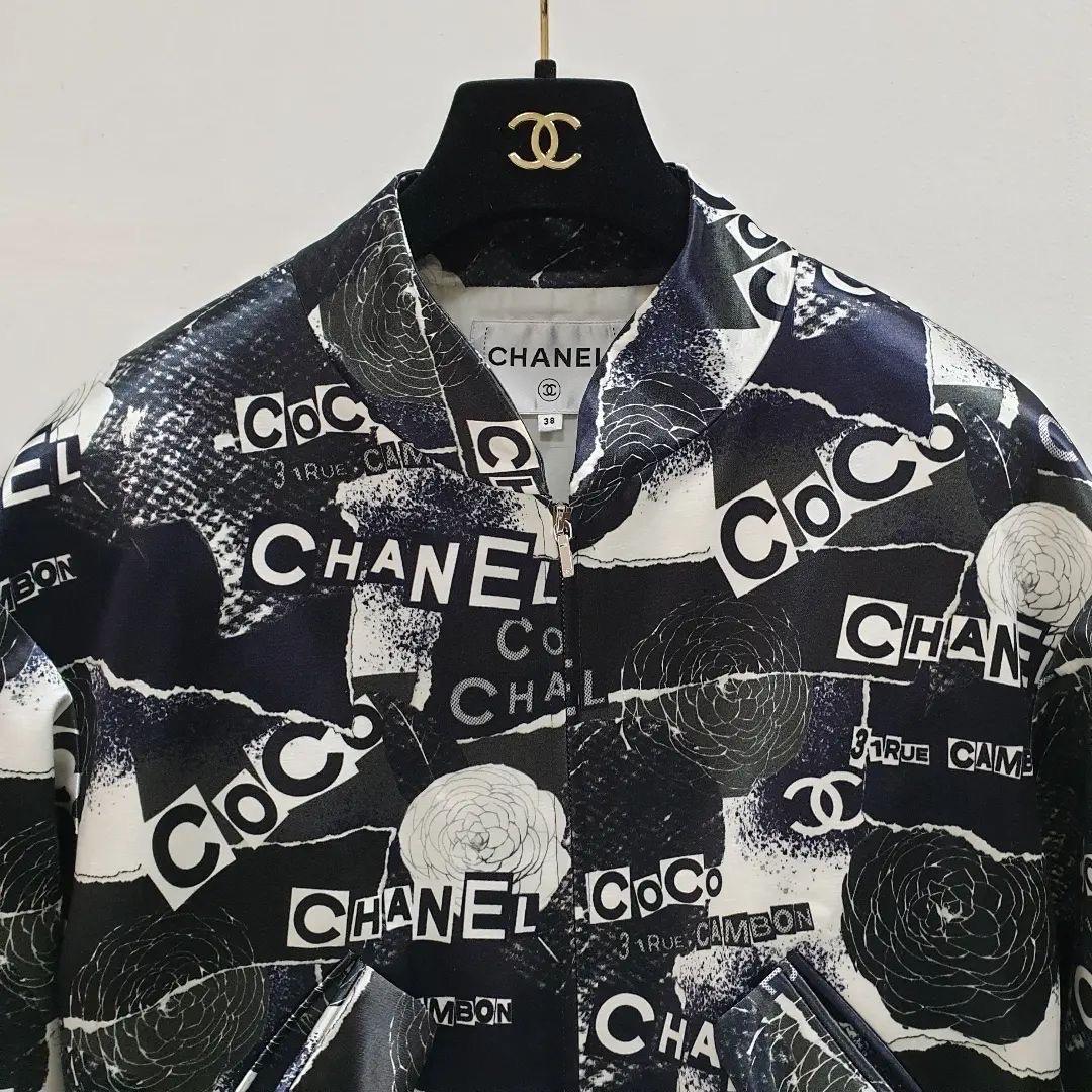 From 2020 Spring collection,
Features Coco and Chanel block letter pattern and Camellia motif, fashioned in black and white style.
Finishes with logo buttons consisting of rhinestone embellishments at pocket and sleeve sides.
Made in France.
Size: