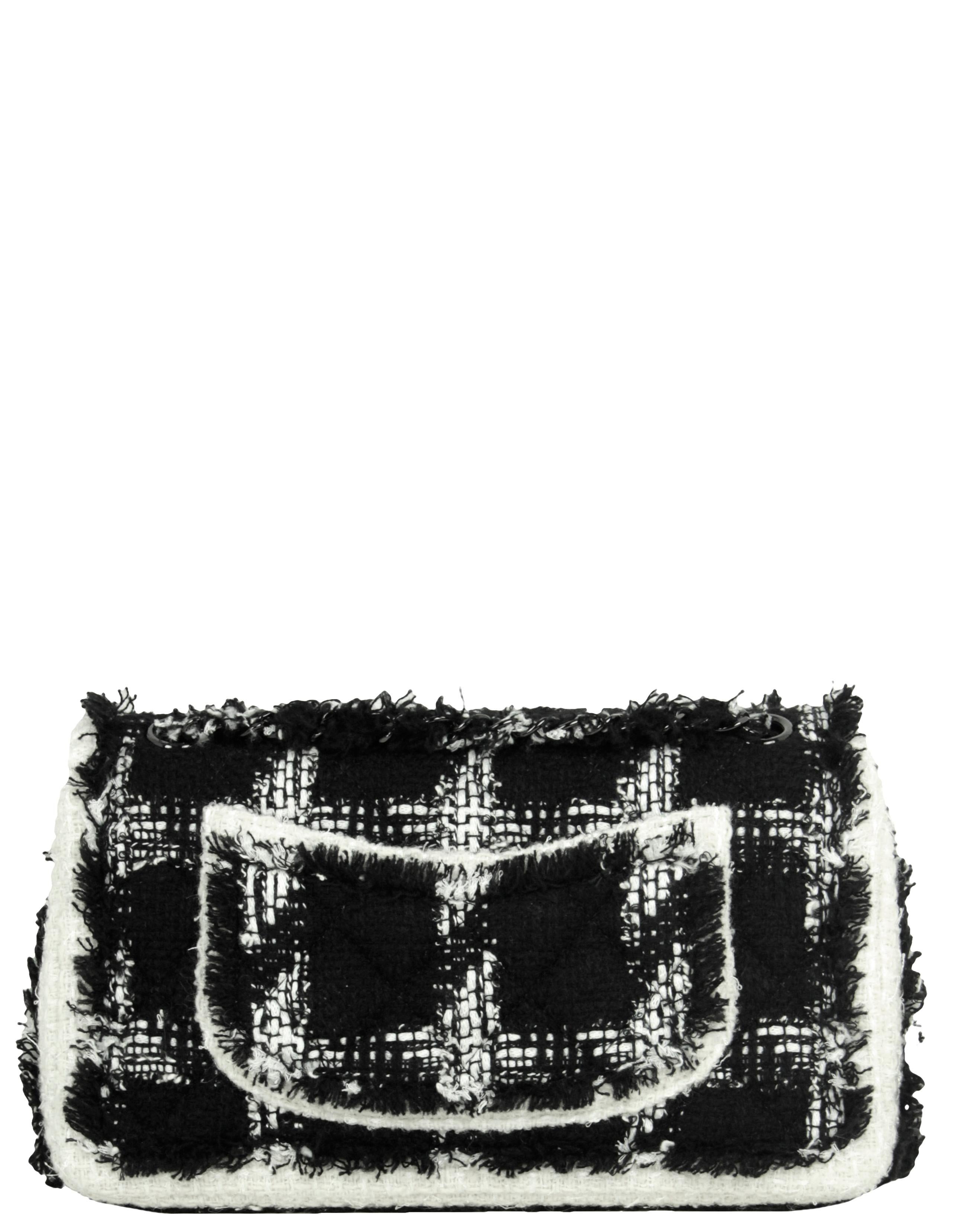Chanel 2020 Black/White Tweed Medium Classic Double Flap Bag rt $9, 400 In Excellent Condition For Sale In New York, NY