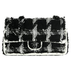 Chanel 2020 - Sac à double rabat classique en tweed noir/blanc de taille moyenne rt 9 400 $