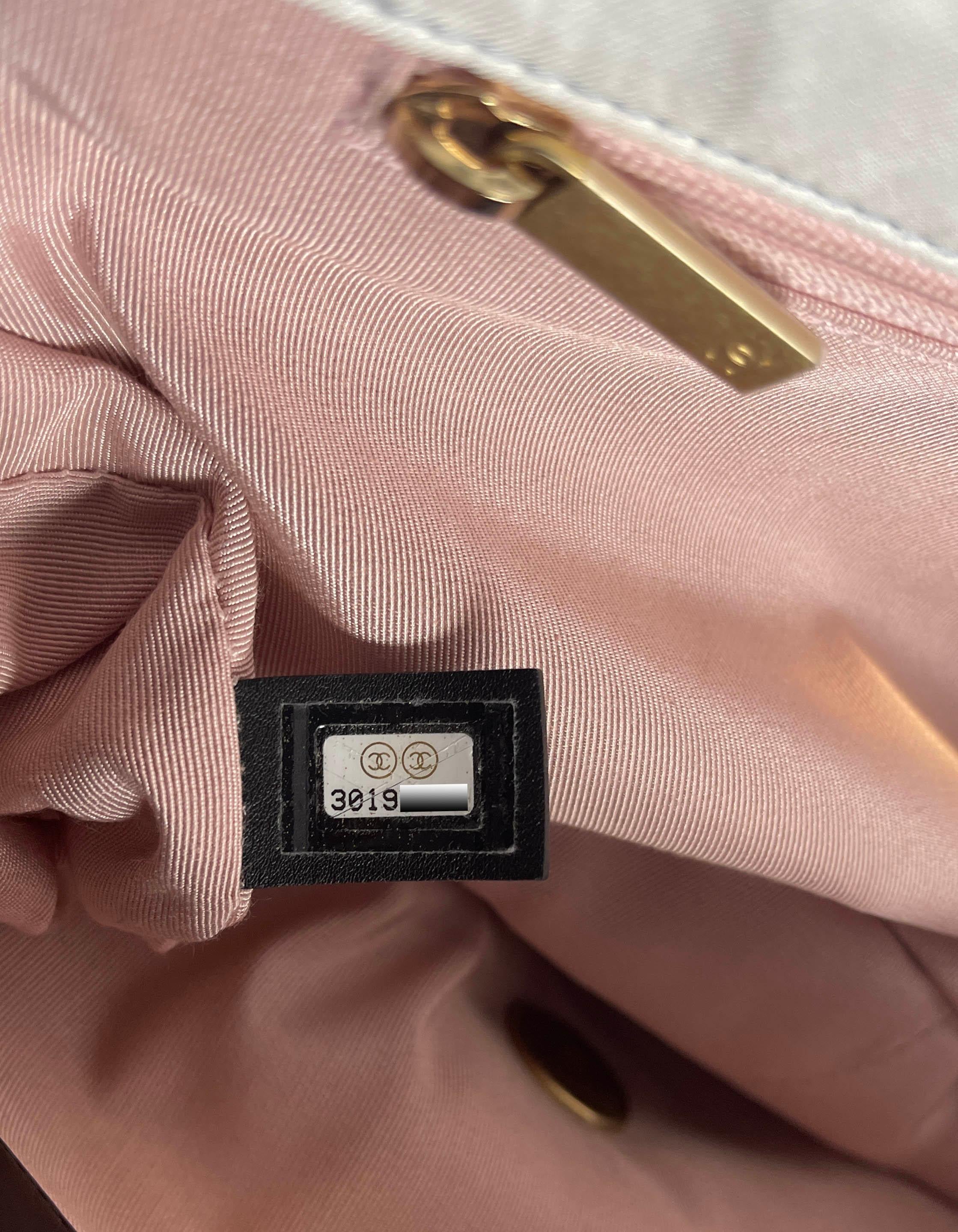 Chanel 2020 - Sac à rabat écharpe longue en nylon bleu/blanc/noir Chanel 19 en vente 9
