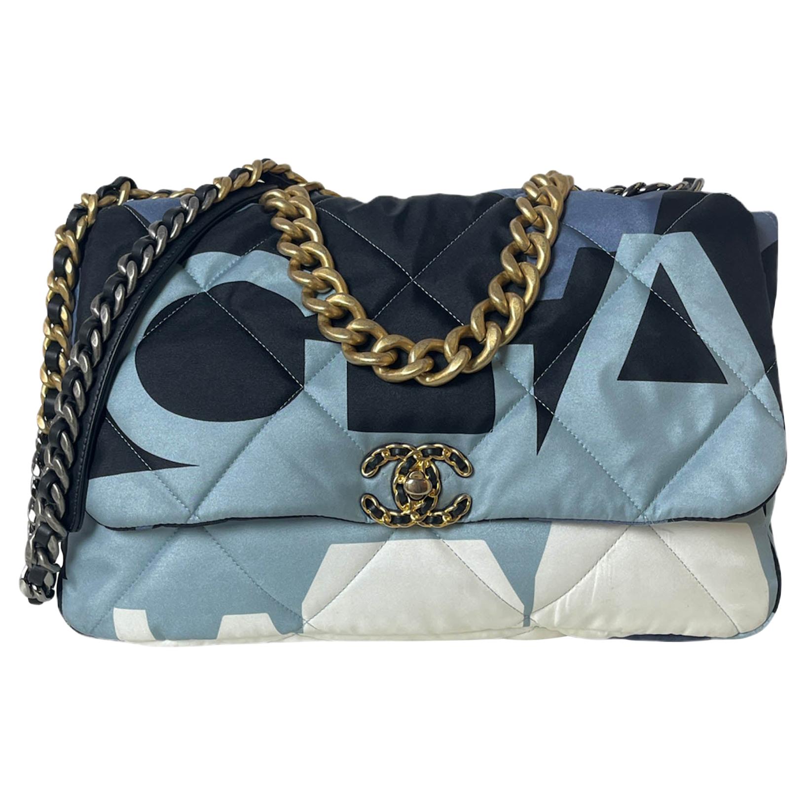 Chanel 2020 - Sac à rabat écharpe longue en nylon bleu/blanc/noir Chanel 19