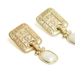 Chanel 2020 Boucles Clous CC Golden plate and pearly pendant earrings studs