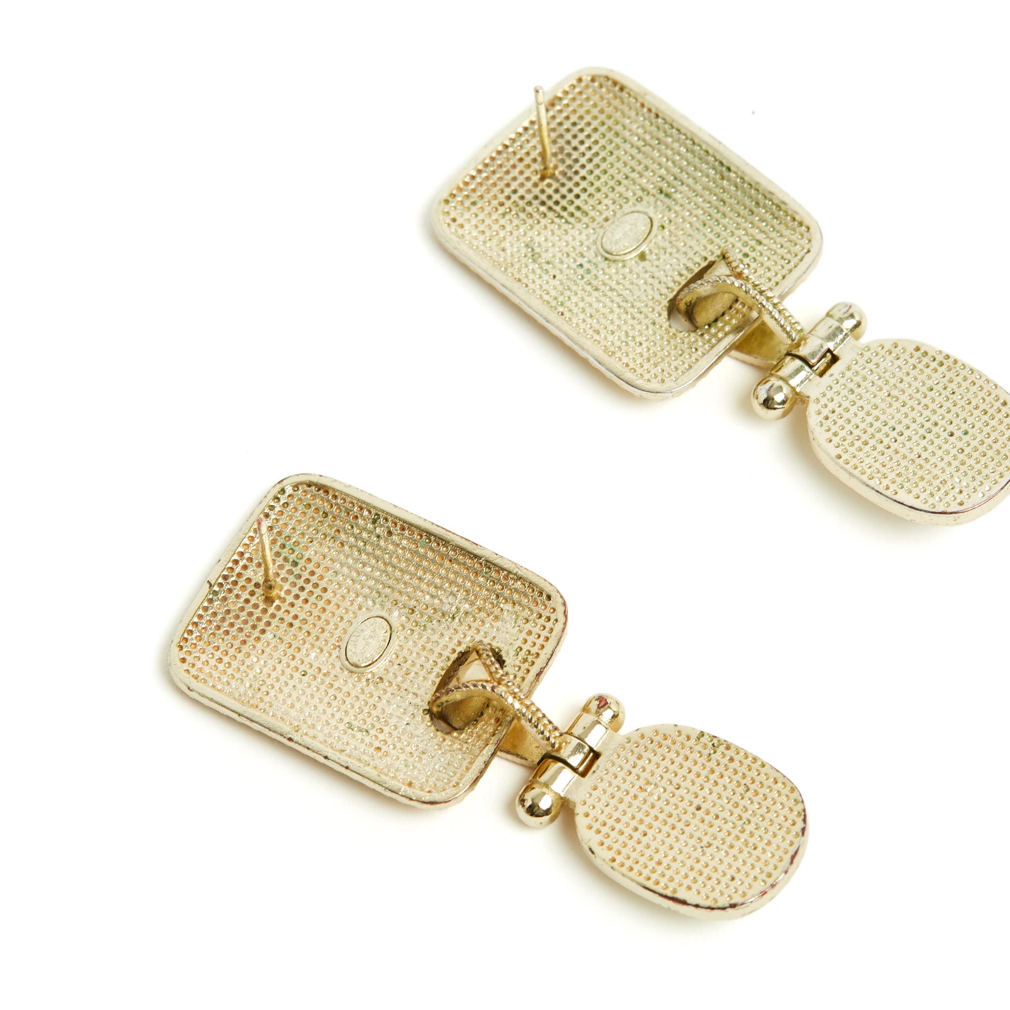 Chanel 2020 Boucles Clous CC Orecchini pendenti con placca dorata e perla In condizioni ottime in vendita a PARIS, FR