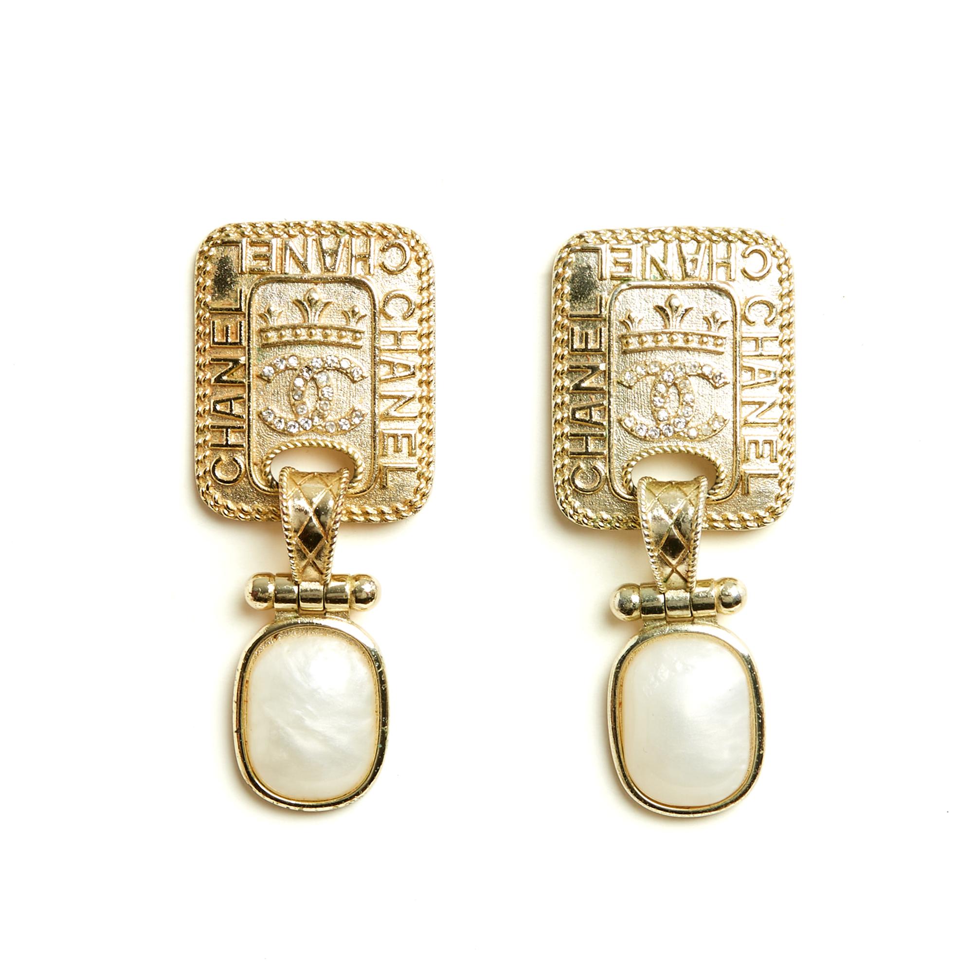 Donna Chanel 2020 Boucles Clous CC Orecchini pendenti con placca dorata e perla in vendita