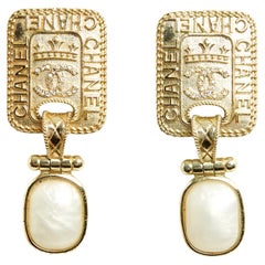 Chanel 2020 Boucles Clous CC Golden plate and pearly pendant earrings studs