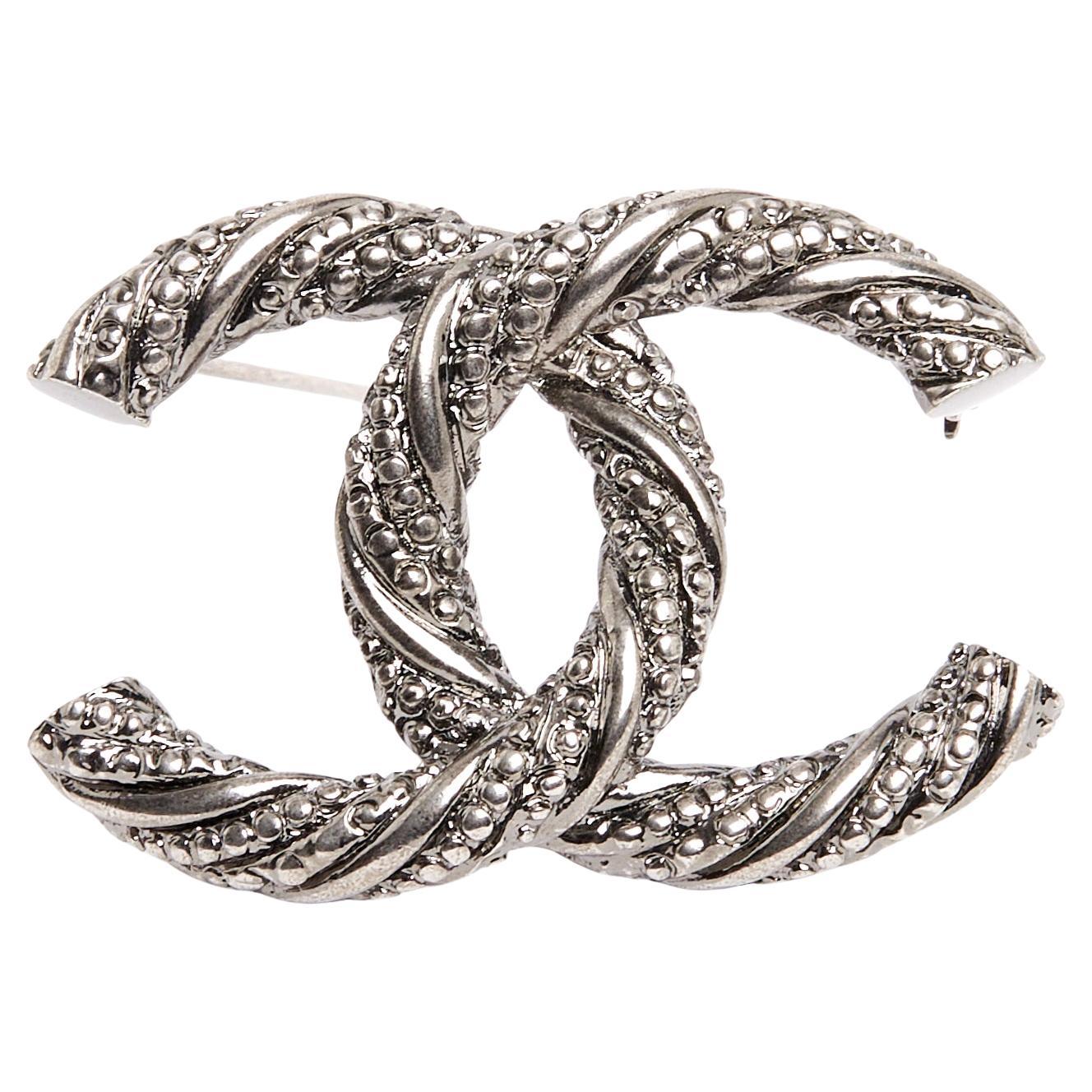 Chanel 2020 Broche longue CC argentée torsadée CC