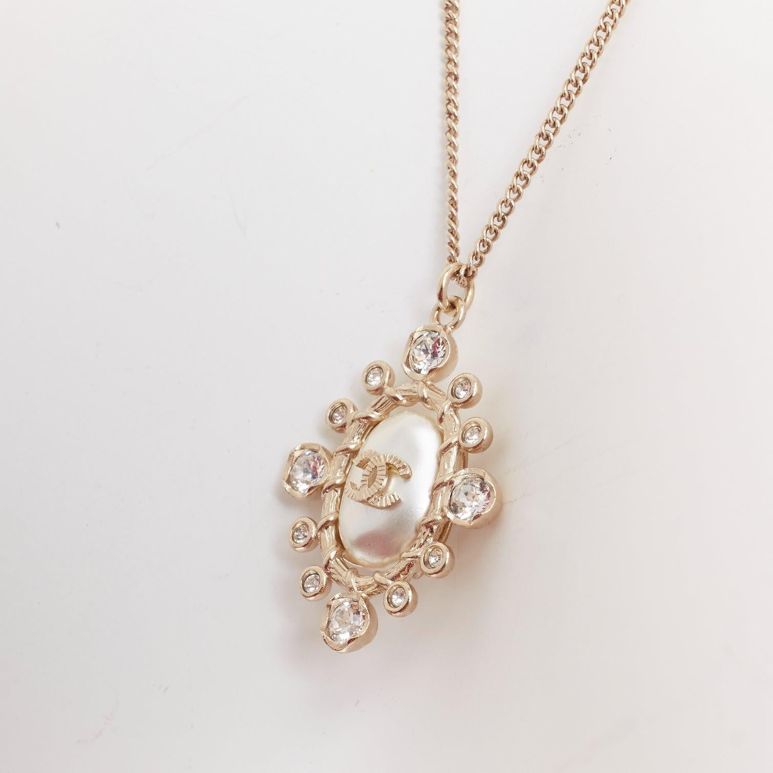 CHANEL 2020 - Collier chaîne en or avec pendentif en cristal fausse perle et logo CC
Référence : LAYU/A00082
Marque : Chanel
Designer : Virginie Viard
Collection : 2020
Matière : Métal, fausse perle
Couleur : or, perle
Motif : Solide
Fermeture :