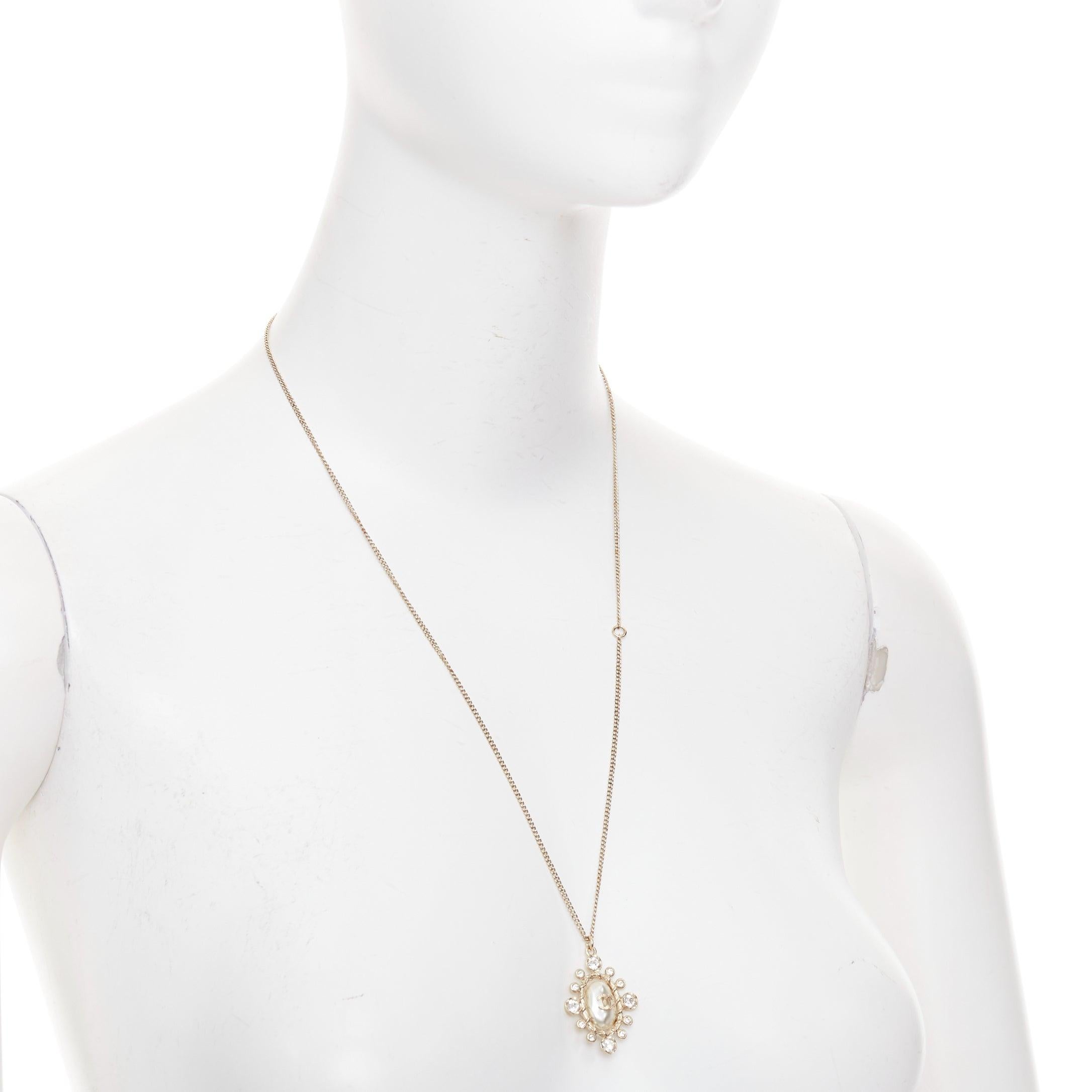 CHANEL 2020 - Collier chaîne en or avec pendentif en cristal fausse perle et logo CC Excellent état - En vente à Hong Kong, NT