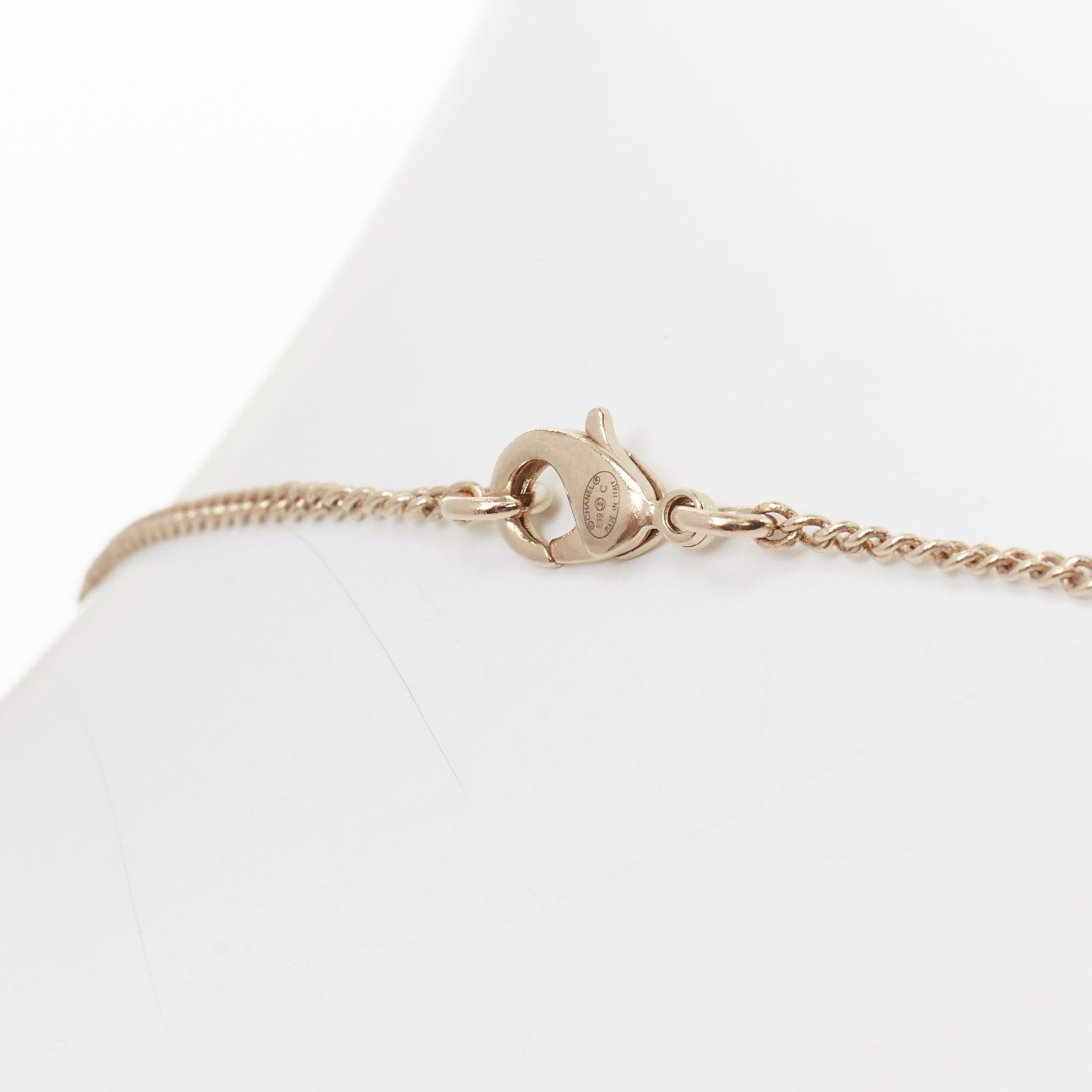 CHANEL 2020 - Collier chaîne en or avec pendentif en cristal fausse perle et logo CC en vente 4